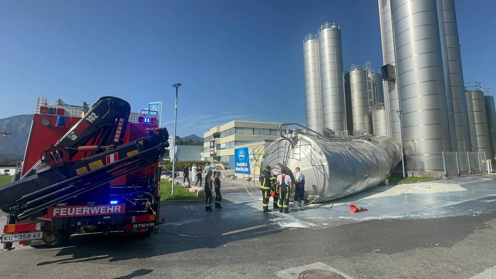 Riesiger Milchtank bei Tirol Milch umgestürzt