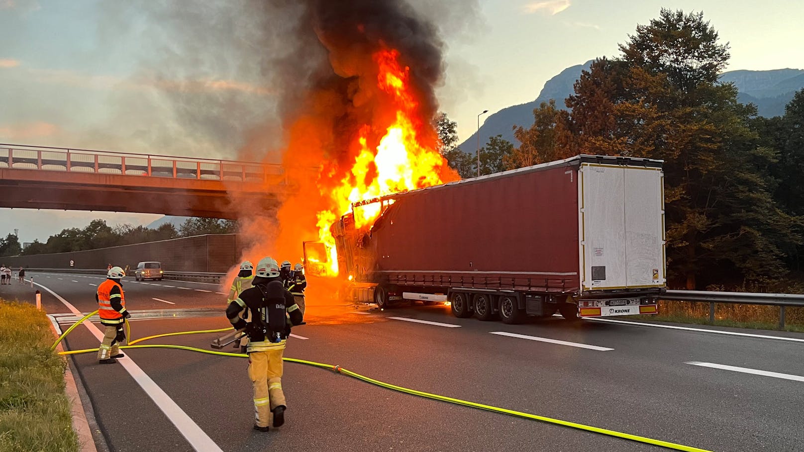 Feuerwehreinsatz in Kramsach! Ein Biker kam zu Sturz und schlitterte auf die Fahrbahn der A 12. Ein Lkw konnte nicht mehr ausweichen und schleifte das Bike mit, das zu brennen begann. Die Flammen griffen auf danach auf den Lkw über.