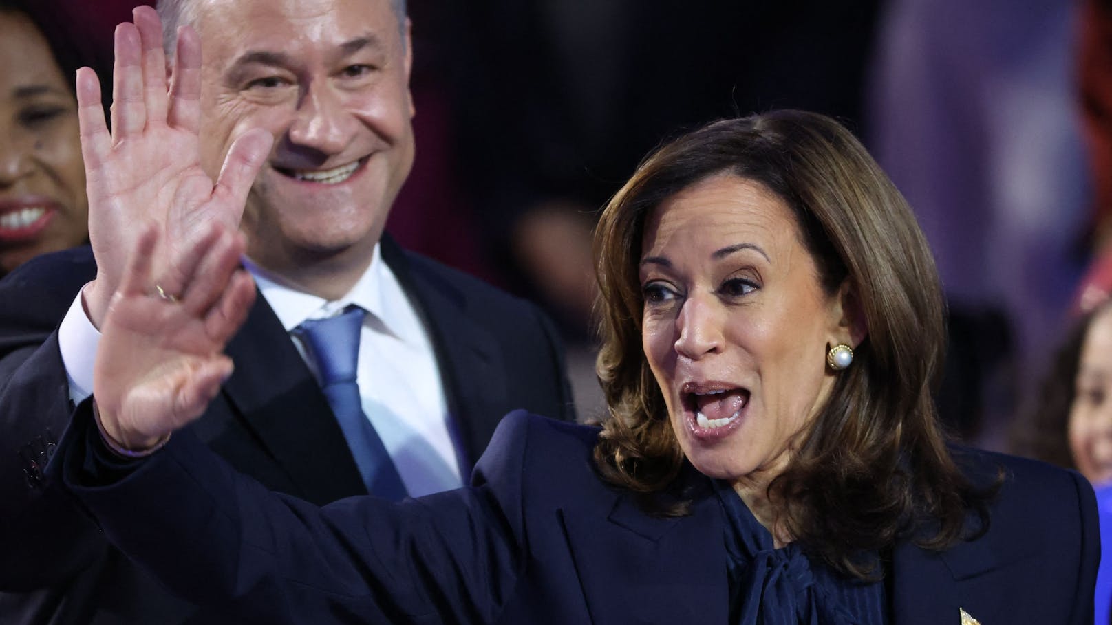 Kamala Harris am Parteitag der Demokraten im August 2024. Hier im Bild mit Ehemann Doug Emhoff. 