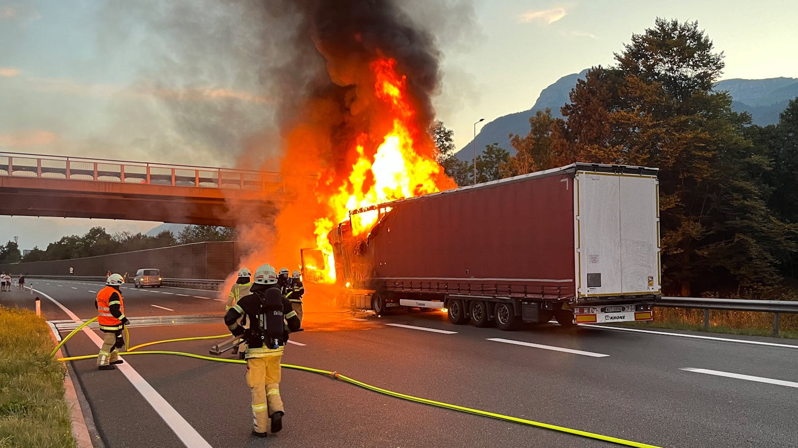 Feuerwehreinsatz in Kramsach! Ein Biker kam zu Sturz und schlitterte auf die Fahrbahn der A 12. Ein Lkw konnte nicht mehr ausweichen und schleifte das Bike mit, das zu brennen begann. Die Flammen griffen auf danach auf den Lkw über.