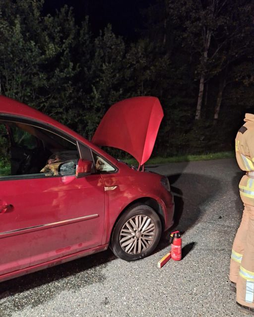 Am Fahrzeug entstand Sachschaden in bislang unbekannter Höhe.