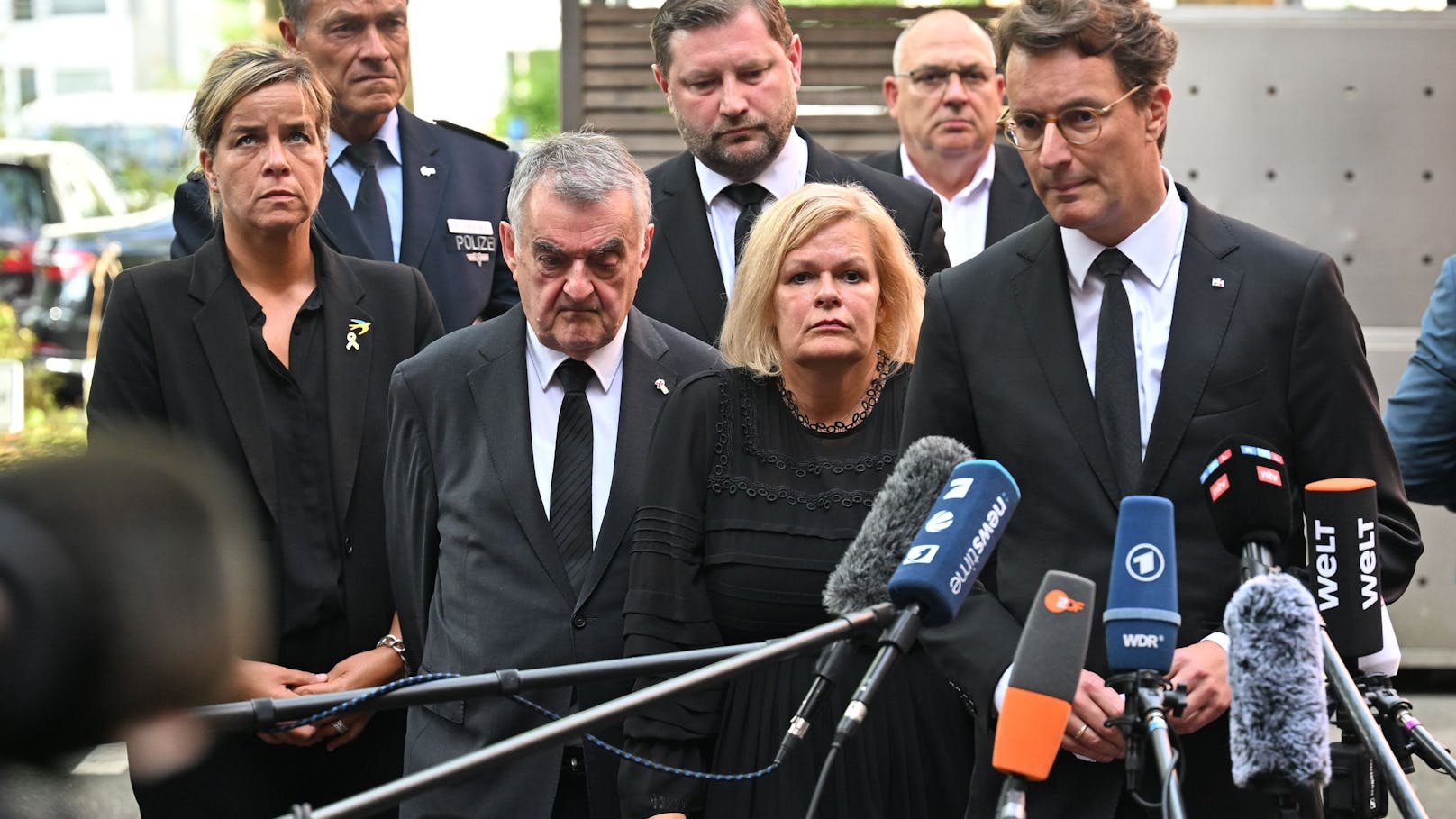 Politiker verschiedener Parteien reagierten entsetzt. Hendrik Wüst (CDU, r.), Ministerpräsident von NRW, Innenministerin Nancy Faeser (SPD) und Herbert Reul (CDU), Innenminister NRW.