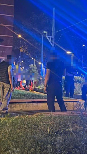 Messerattacke Schwedenplatz: Zwei Burschen bei blutiger Auseinandersetzung in Wien verletzt. Polizei fahndet nach Tätern, Ermittlungen laufen.