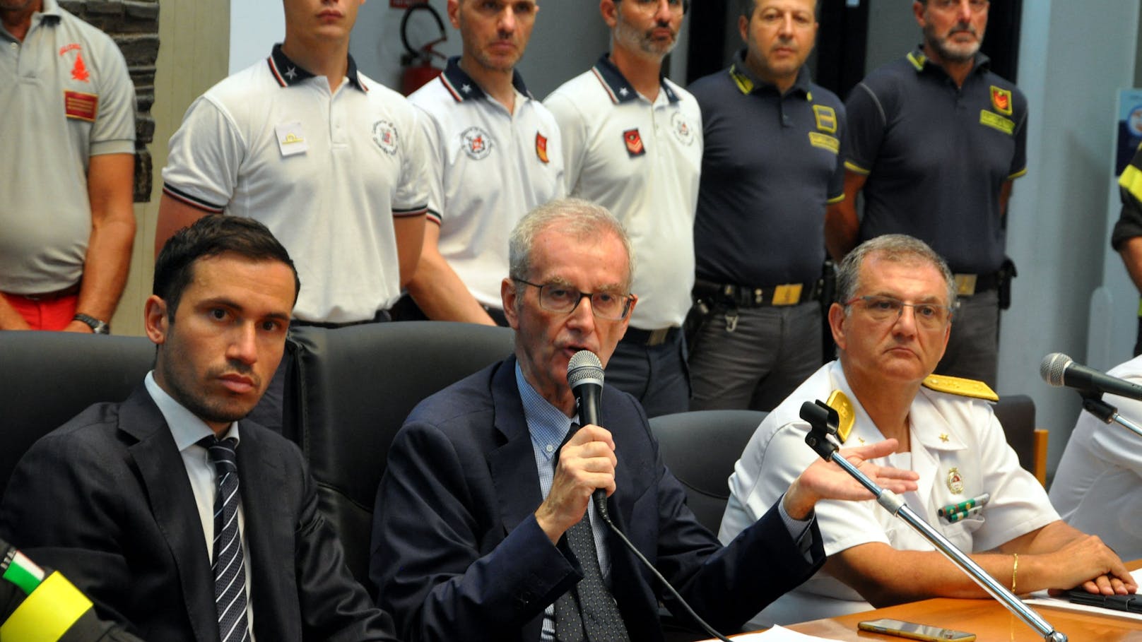 Staatsanwalt Raffaele Cammarano (L), Generalstaatsanwalt der sizilianischen Gemeinde Termini Imerese, Ambrogio Cartosio, (C) und der Admiral der italienischen Küstenwache, Raffaele Macauda (R) bei einer Pressekonferez am Samstag.