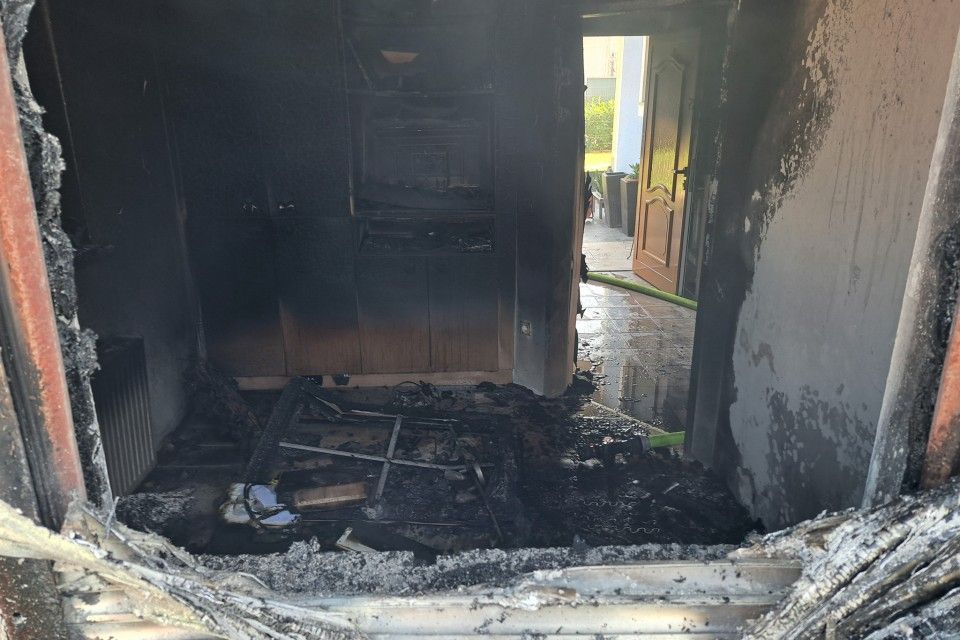 Zwei der drei Bewohner, die sich ins Freie retten konnten, mussten ins Krankenhaus gebracht werden. 