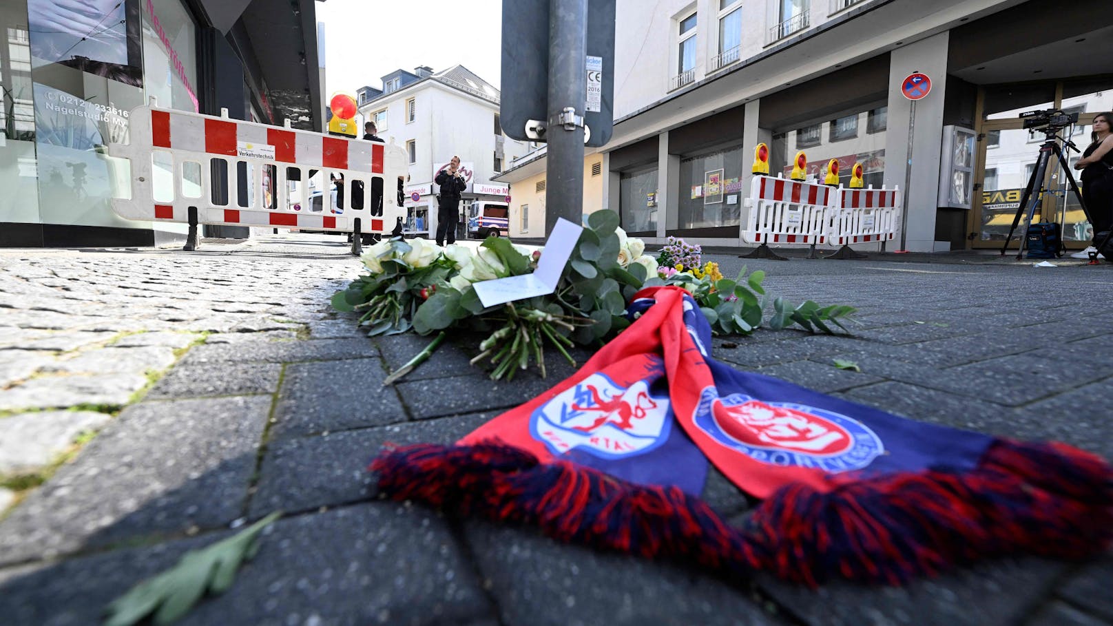 Bei einem Messerangriff auf das Stadtfest in Solingen wurden drei Menschen getötet. Nun bekennt sich die Terrororganisation IS zur Bluttat.