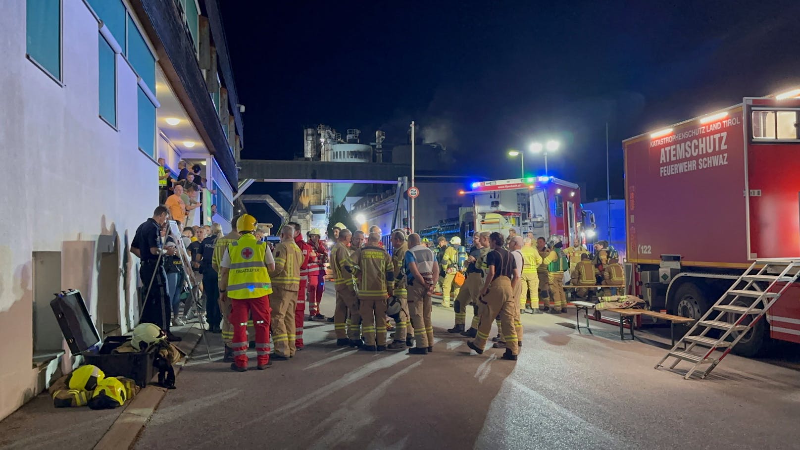 In Jenbach kam es am Freitagabend zu einem Großbrand. Die Feuerwehr wird "mehrere Tage" vor Ort sein müssen. Alle Bilder zum Durchklicken &gt;&gt;