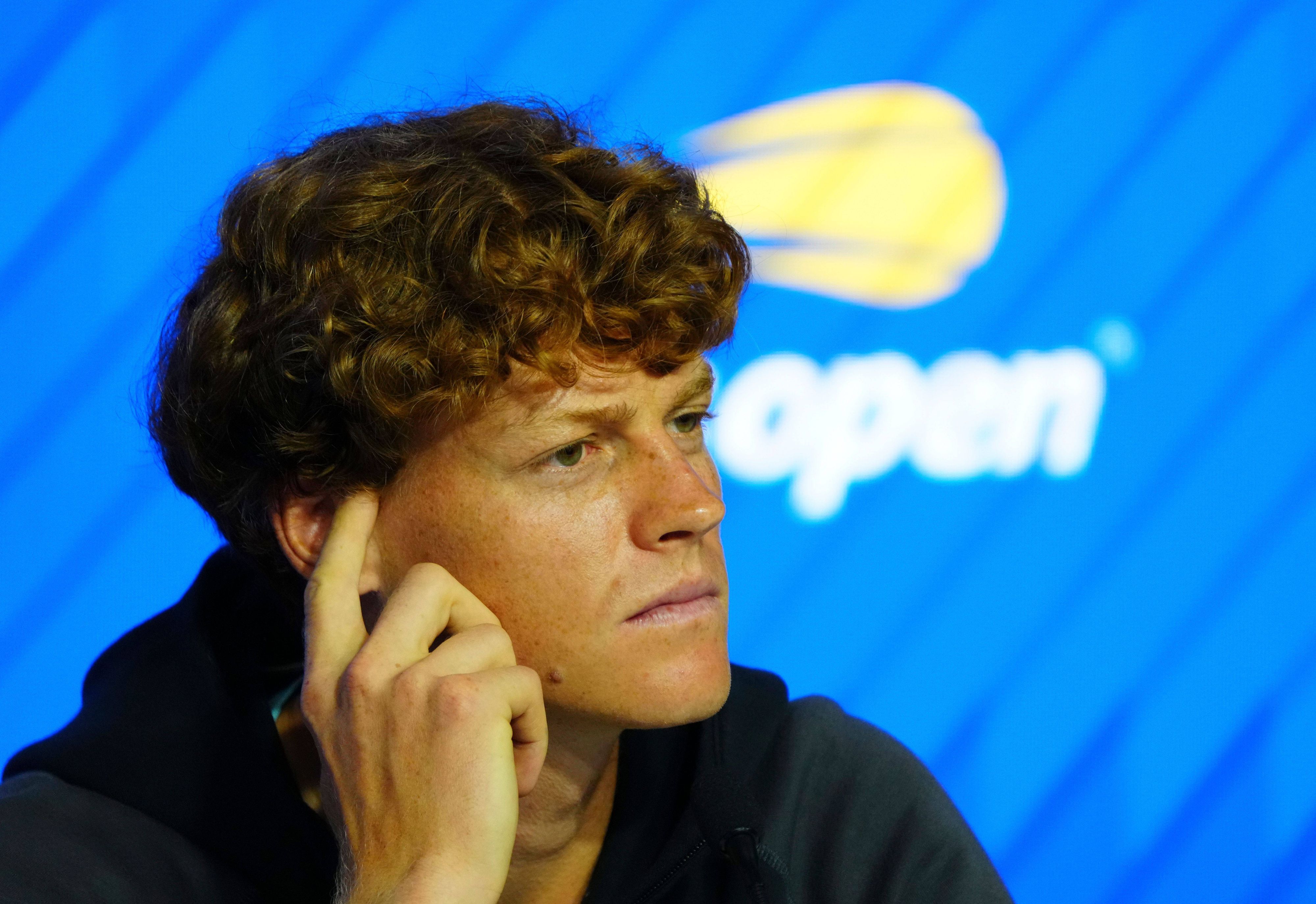 Tennis-Star Jannik Sinner könnte nun doch wegen Dopings gesperrt werden.