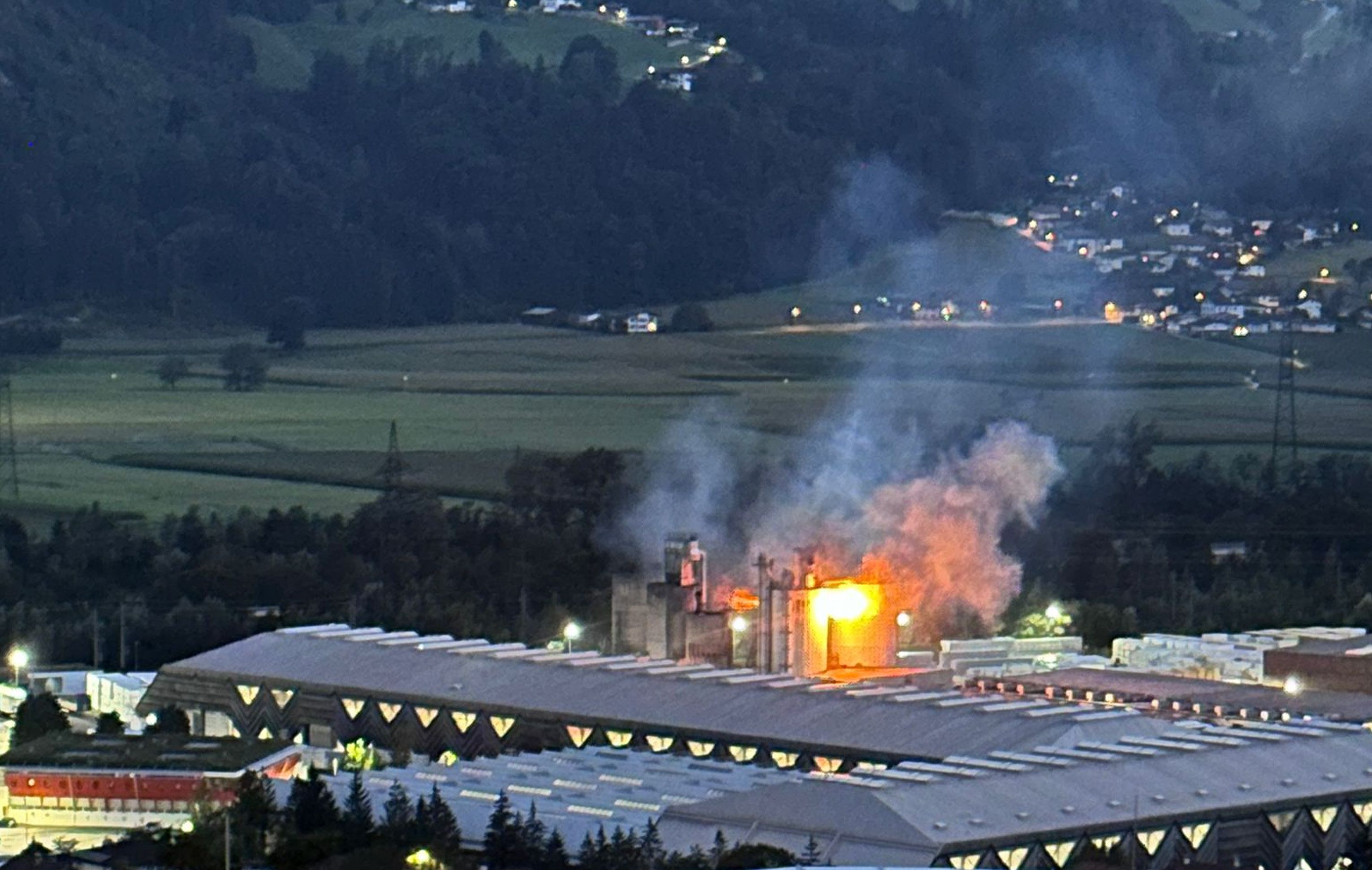 Der Brand weitete sich auf fünf Silos aus.