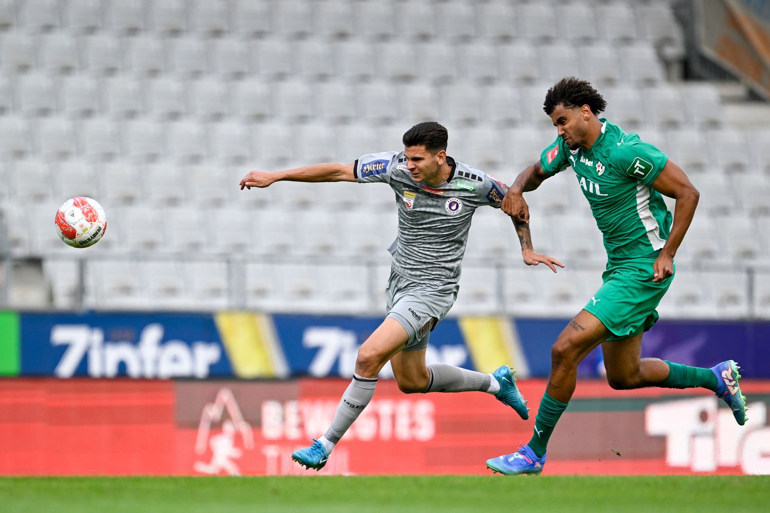 Austria-Klagenfurt-Spieler David Tosevski im Duell gegen die WSG Tirol. 