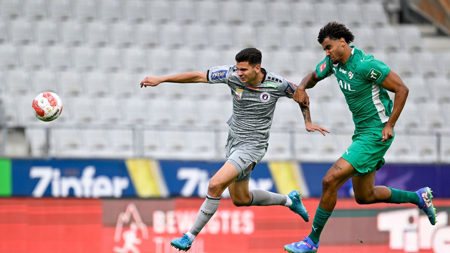 Austria-Klagenfurt-Spieler David Tosevski im Duell gegen die WSG Tirol. 