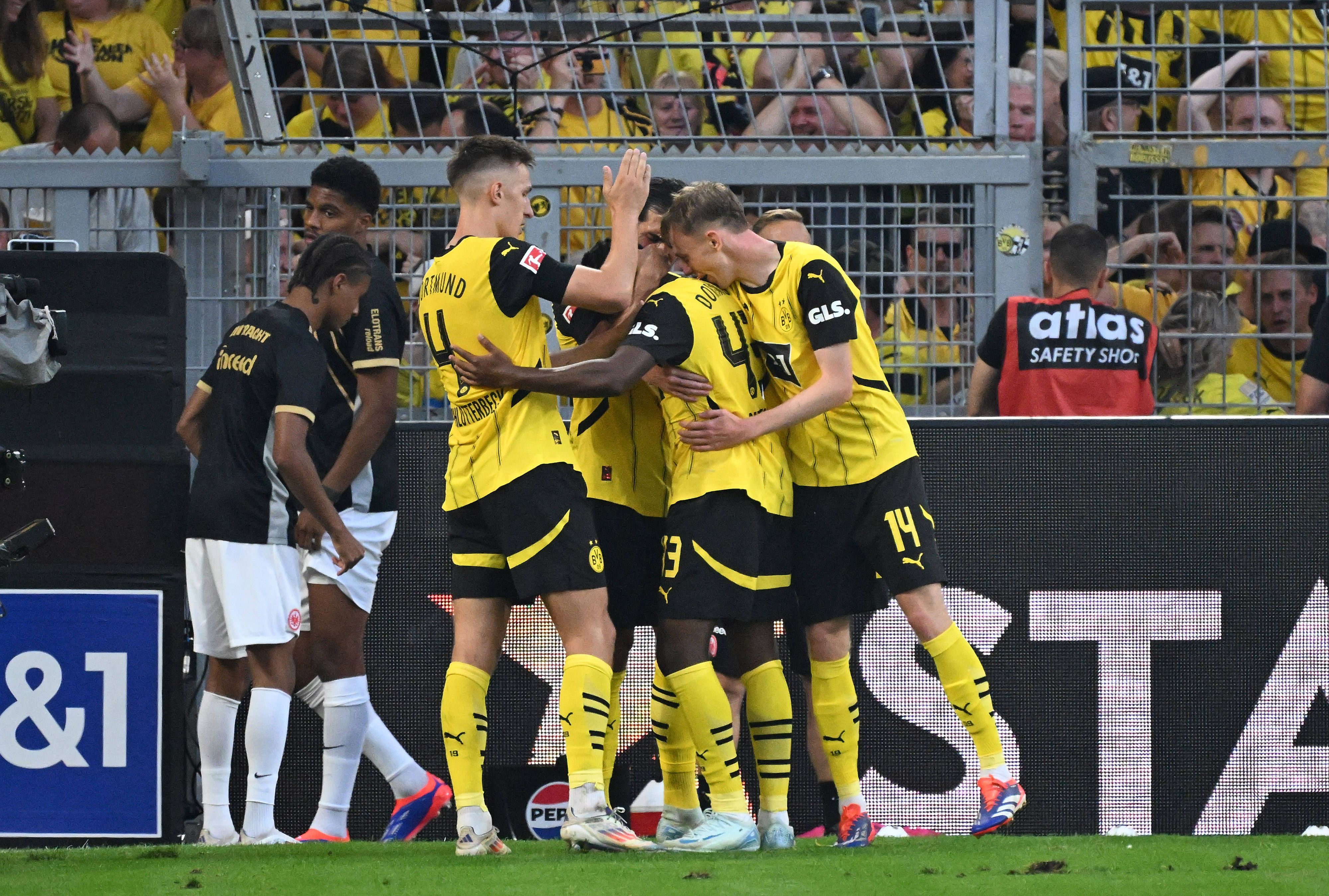 Borussia Dortmund bejubelt den 1:0-Führungstreffer. 