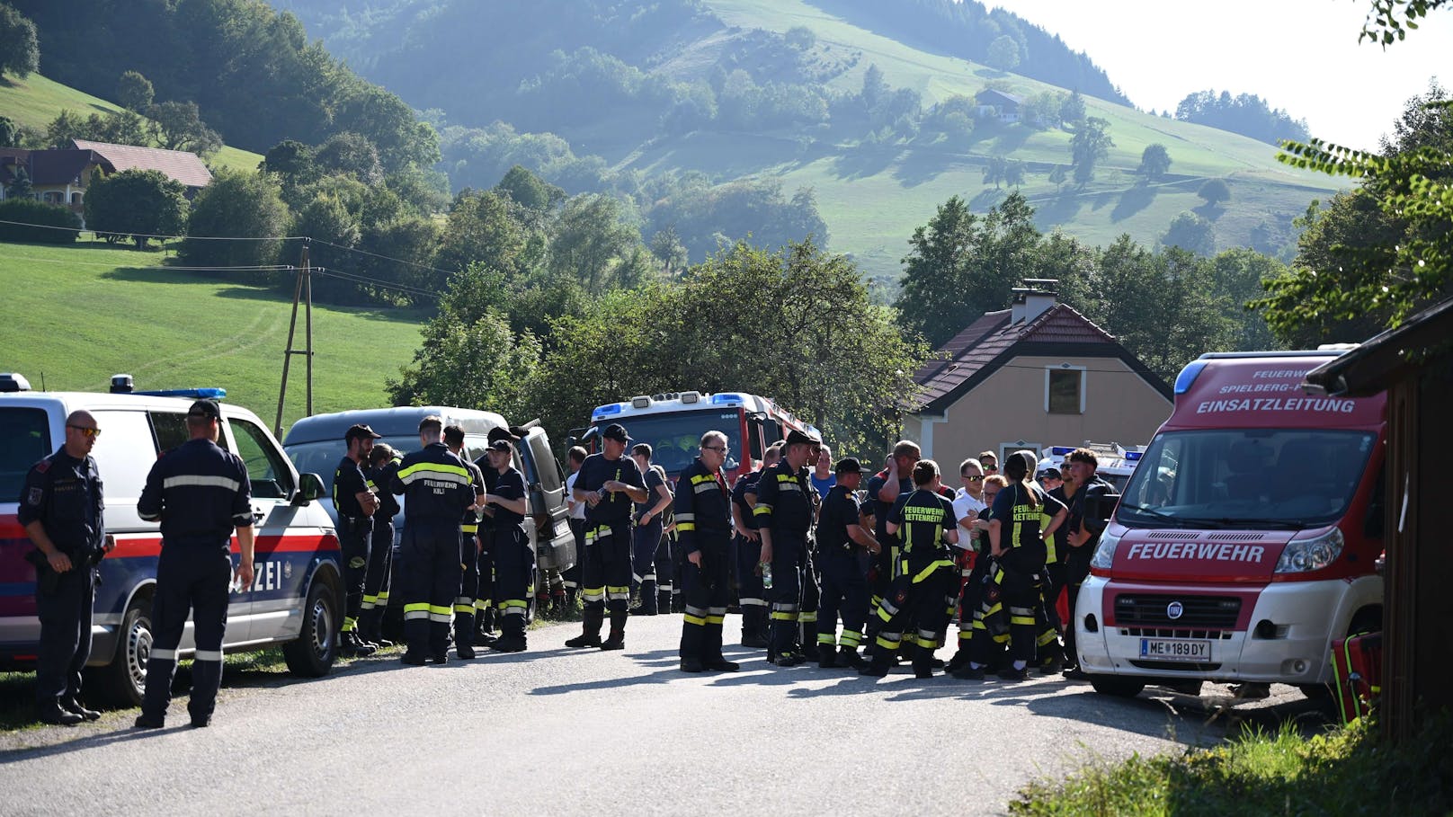 Anrainer hören mysteriöse Hilferufe aus einem Wald nahe Kettenreith (Gemeinde Kilb). Doch ein Rettungsversuch bleibt bislang erfolglos: Von der Person fehlt jede Spur.