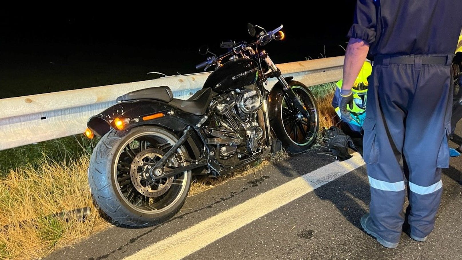 Harley-Fahrer (53) stürzt über Autobahn-Böschung – tot