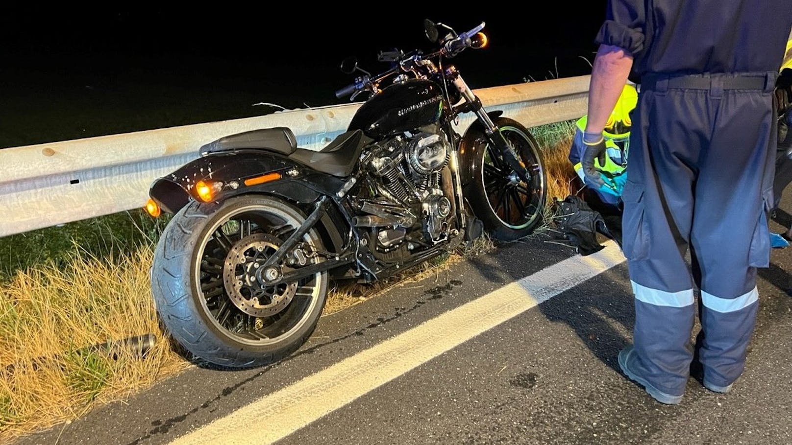 Harley-Fahrer (53) stürzt über Autobahn-Böschung – tot