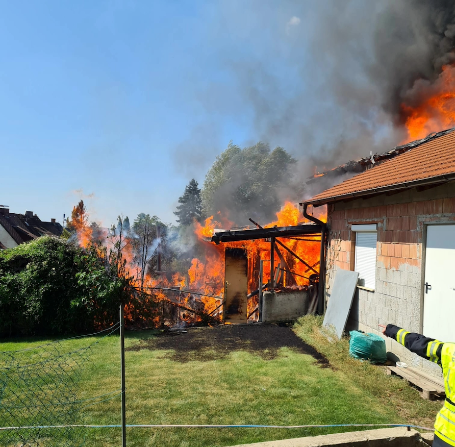 Großeinsatz in NÖ: Scheune stand in Vollbrand.