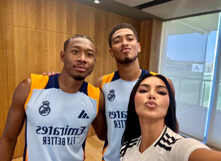 Kim Kardashian lichtet sich mit David Alaba und Jude Bellingham ab.