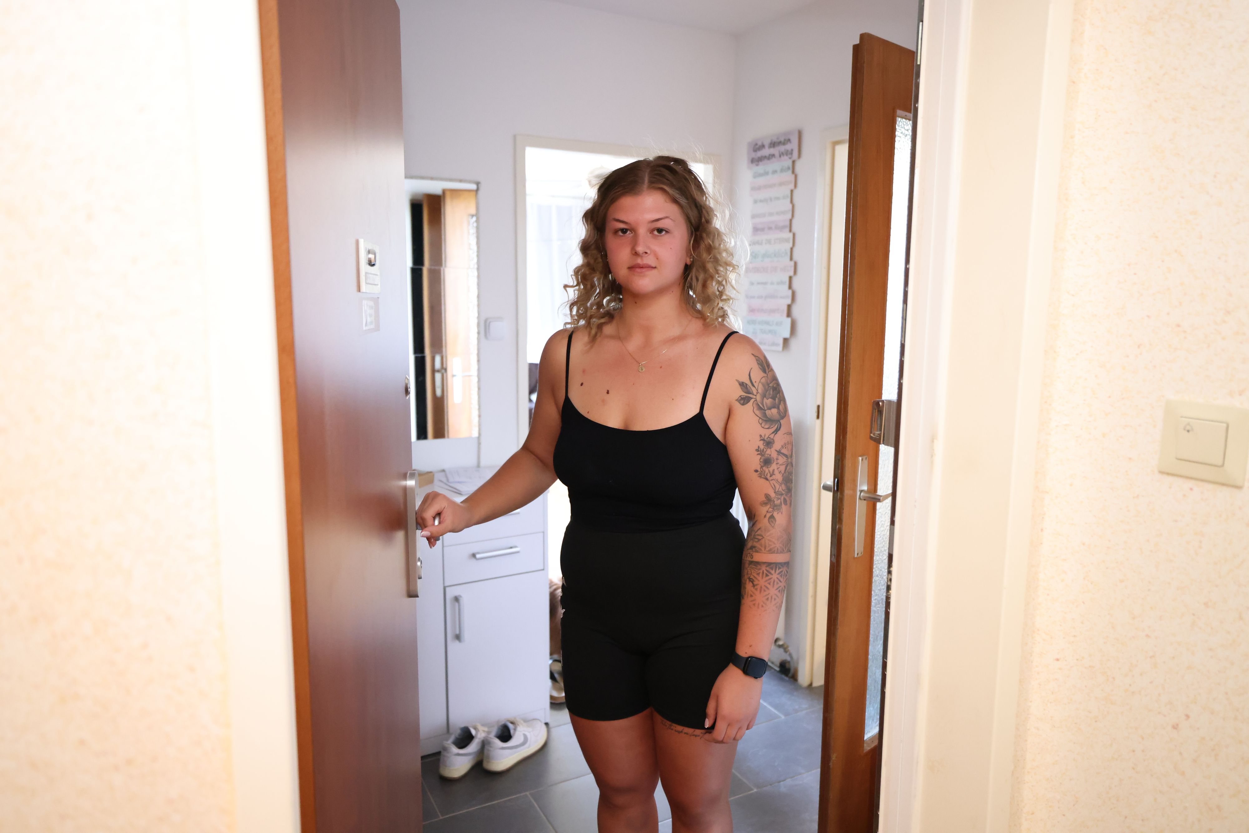 Nachbarin Nadine (20) hörte am Sonntag noch die verzweifelten Hilferufe des Opfers. Doch als die Polizei kam, war es zu spät: Es konnte nur noch der Tod der Frau festgestellt werden.