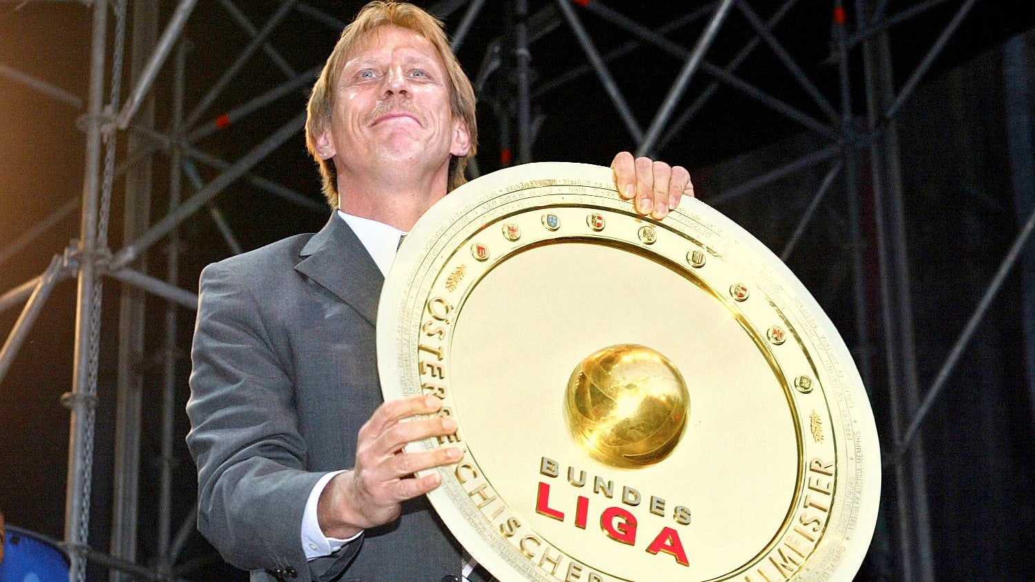 Daum 2003 mit dem österreichischen Meisterteller.