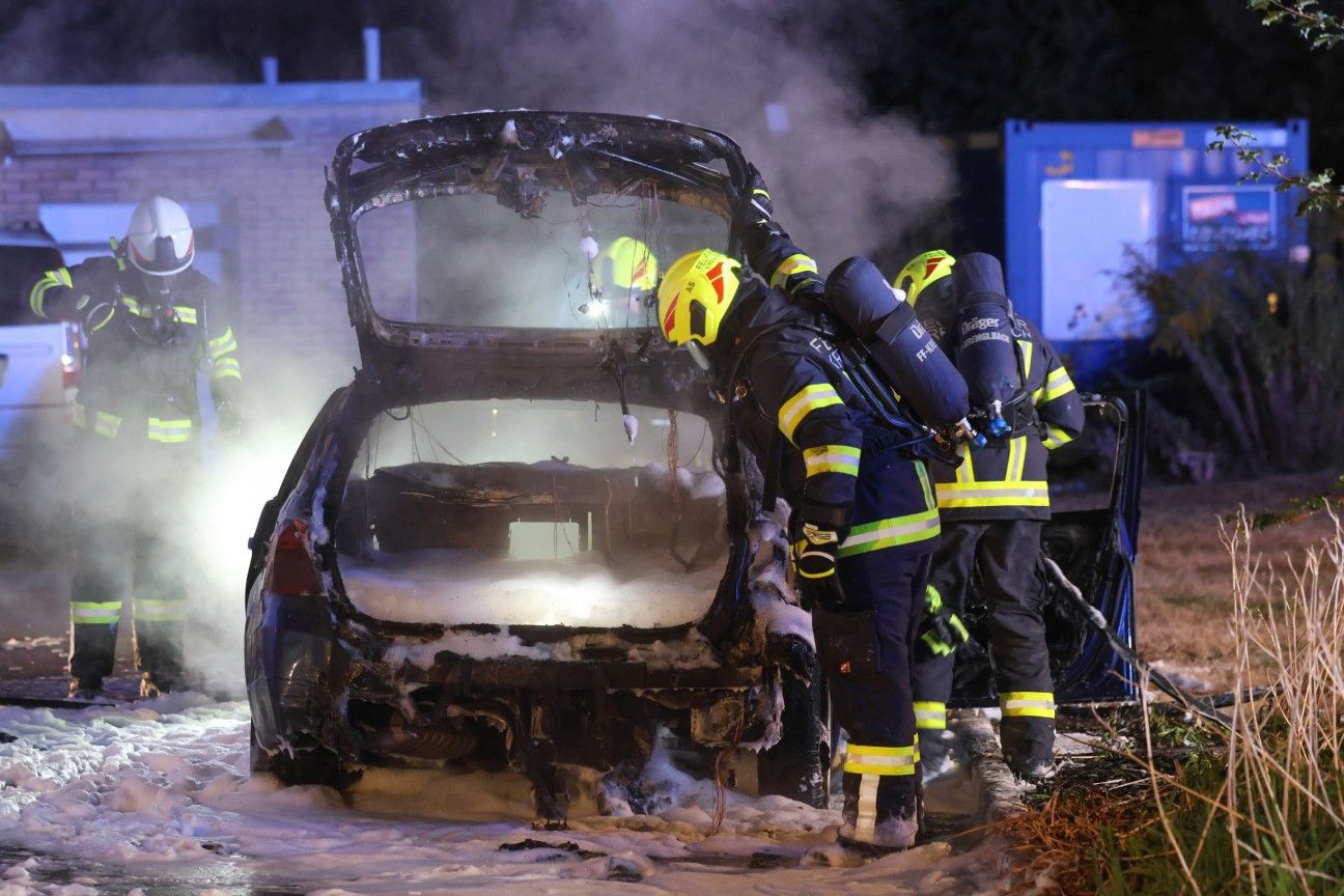 Direkt neben einer Tankstelle stand der Pkw in Vollbrand.