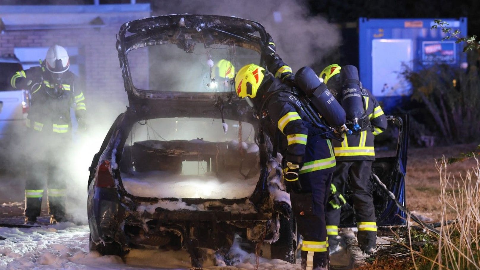 Brandgefährlich! Auto steht neben Tankstelle in Flammen