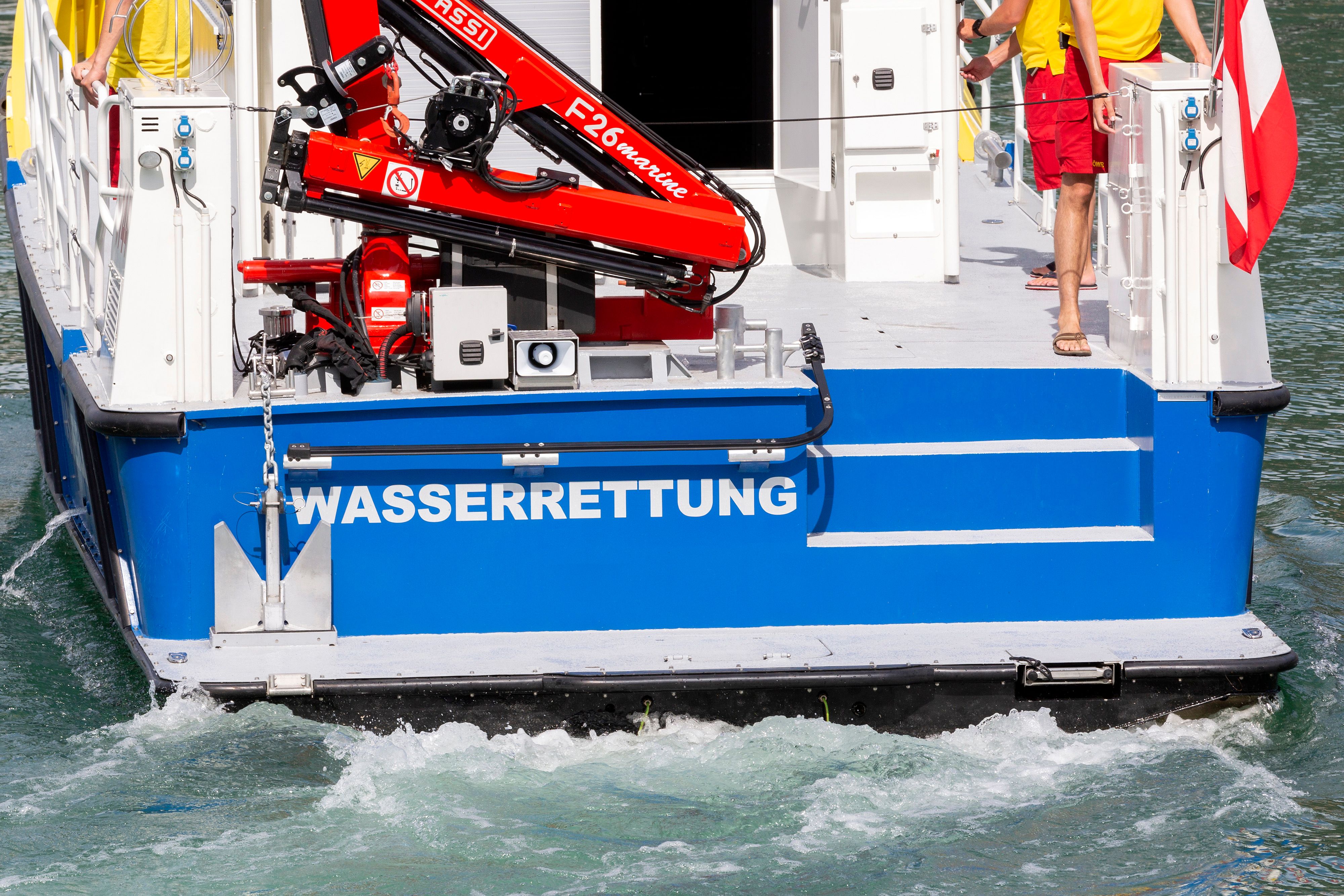 Die Wasserrettung sucht nach dem Vermissten. Symbolbild.