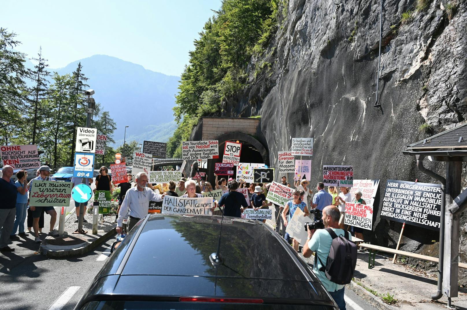 Die ständige Überlastung der Infrastruktur durch den Touristenansturm stelle nicht nur eine Belastung für die Anwohner dar, ...