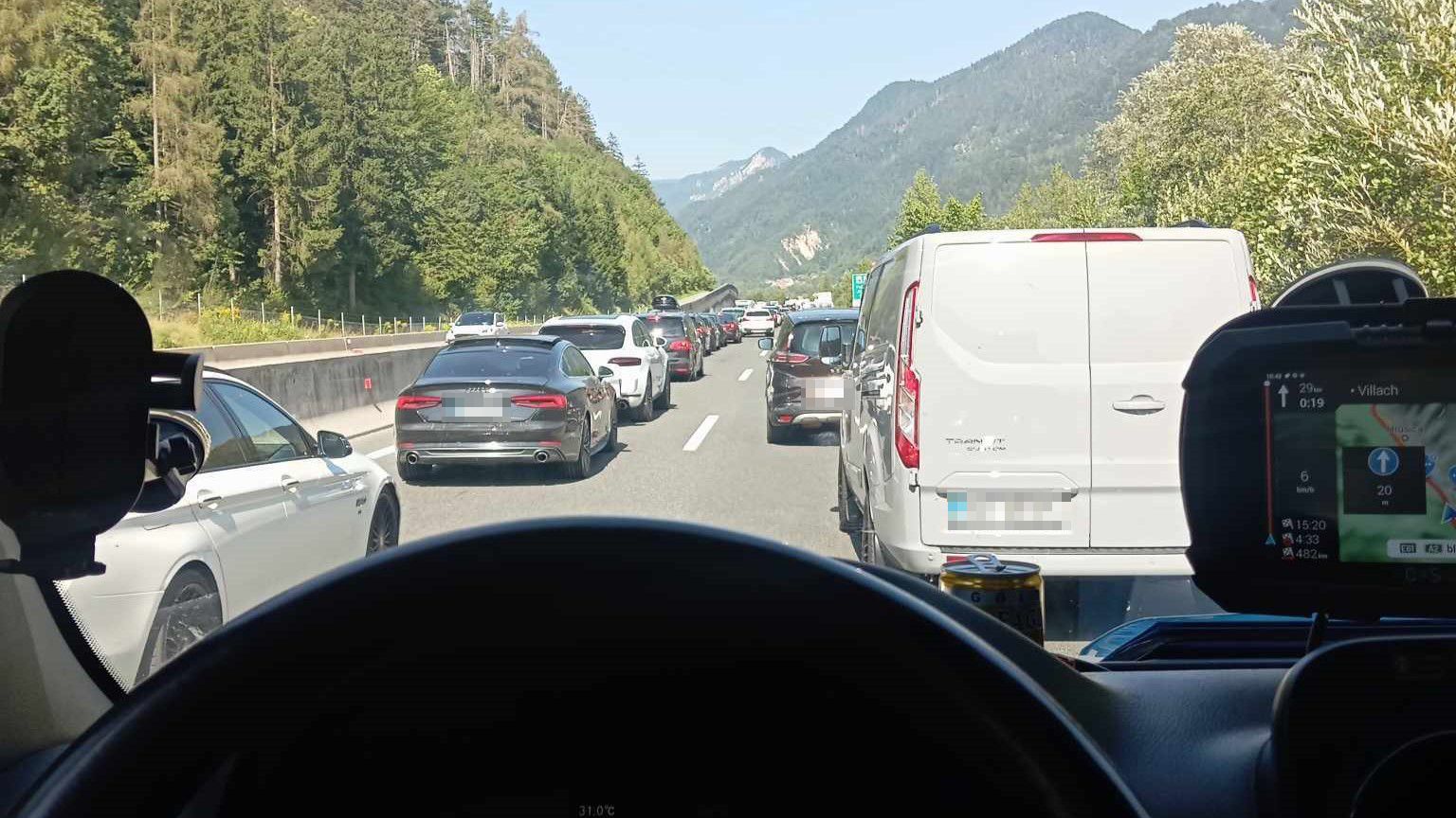 Reise-Rückkehrer müssen mit Riesen-Staus rechnen.