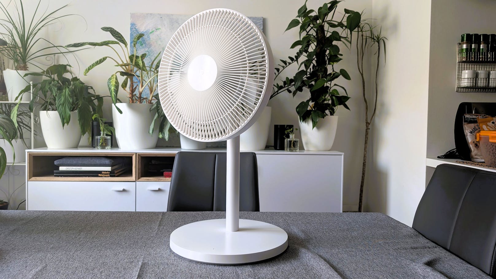 Der Xiaomi Smart Standing Fan 2 Pro kann entweder als Tisch- ...