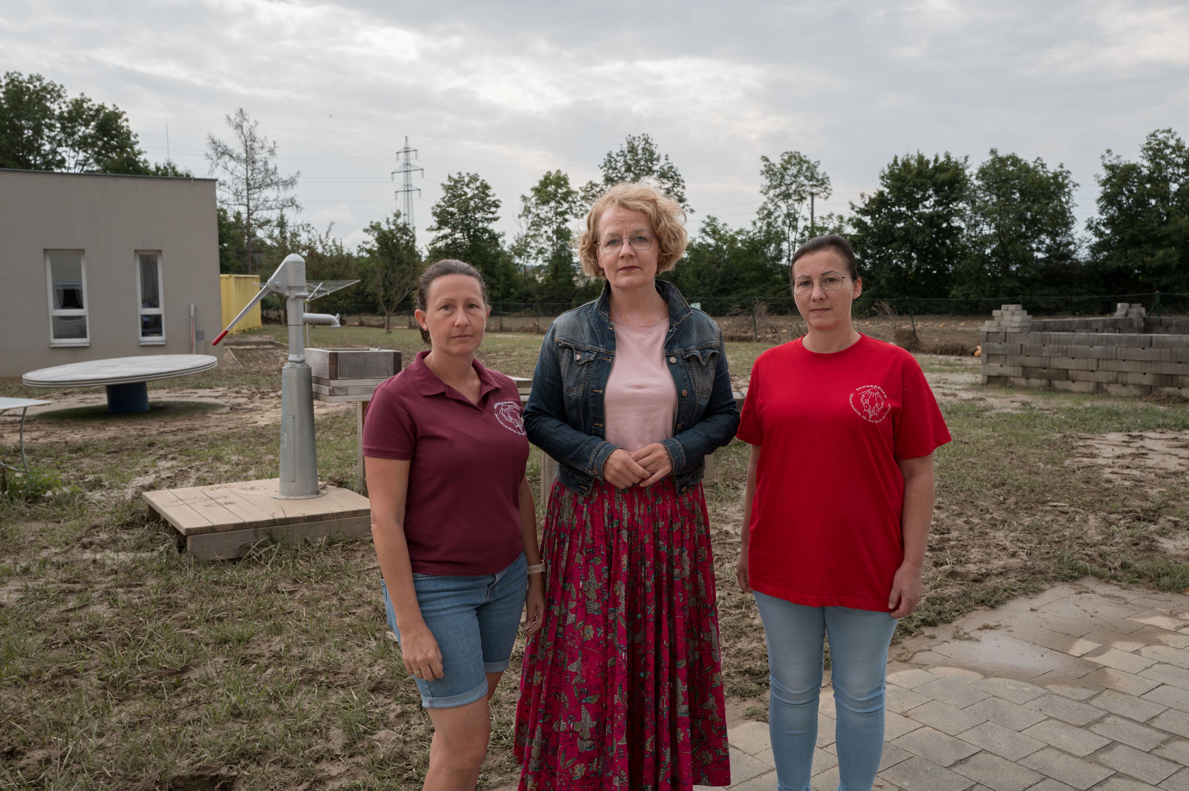 Kaufmännische Leiterin Sonja Dürnsteiner, Sozial-Landesrätin Christiane Teschl-Hofmeister und die Leiterin des Wohnhauses Regina Staffl
