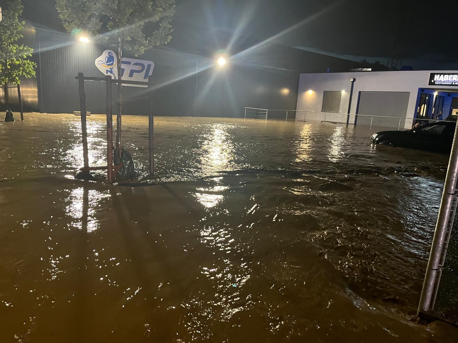 Die Wasser- und Schlammassen machten auch vor dem TPI Tennis Center keinen Halt. Dank unzähliger Helfer konnte der Betrieb wieder aufgenommen werden