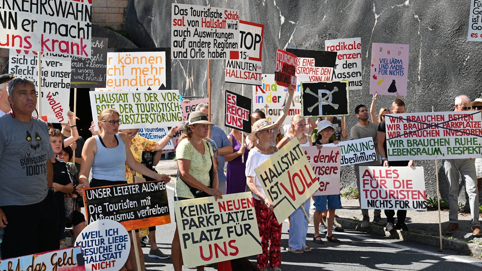 Am Samstag setzten dutzende Bewohner ein Zeichen gegen den Massentourismus, dieser würde den Hallstättern das Leben zur Qual machen.