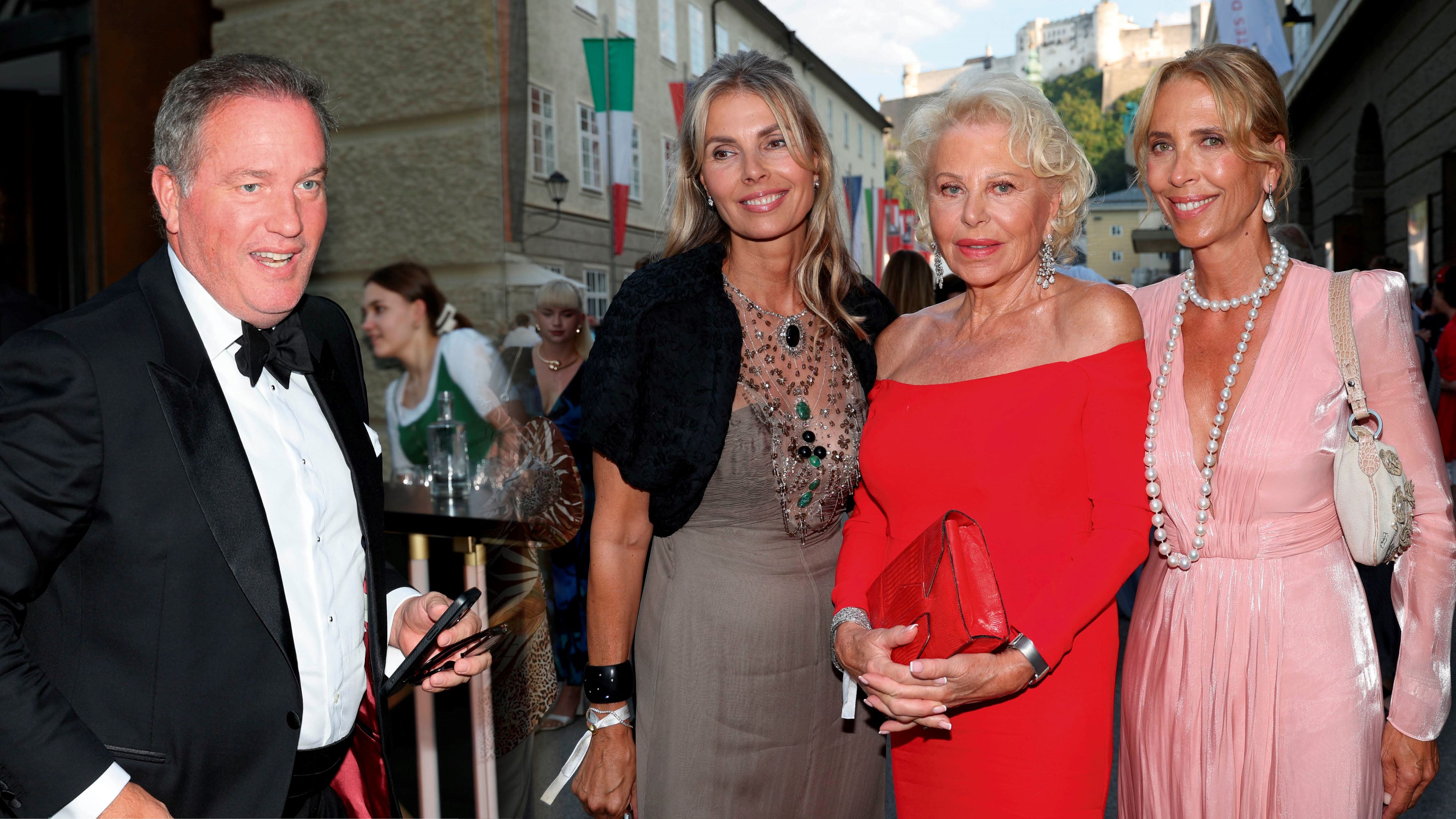 Eva O'Neill mit ihren Töchtern Tatjana und Natascha sowie Sohn Christopher, der Ehemann Madeleine von Schweden.