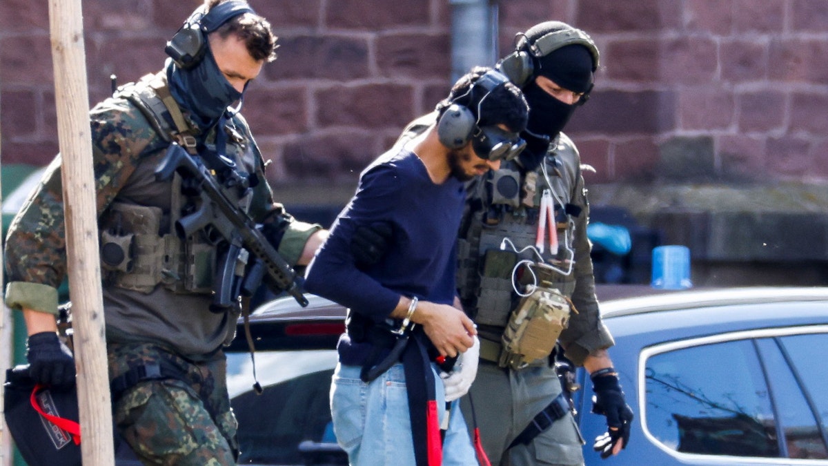 Terror Verdacht Messerstecher Von Solingen Jetzt In U Haft Genommen terror-verdacht-messerstecher-von-solingen-jetzt-in-u-haft-genommen