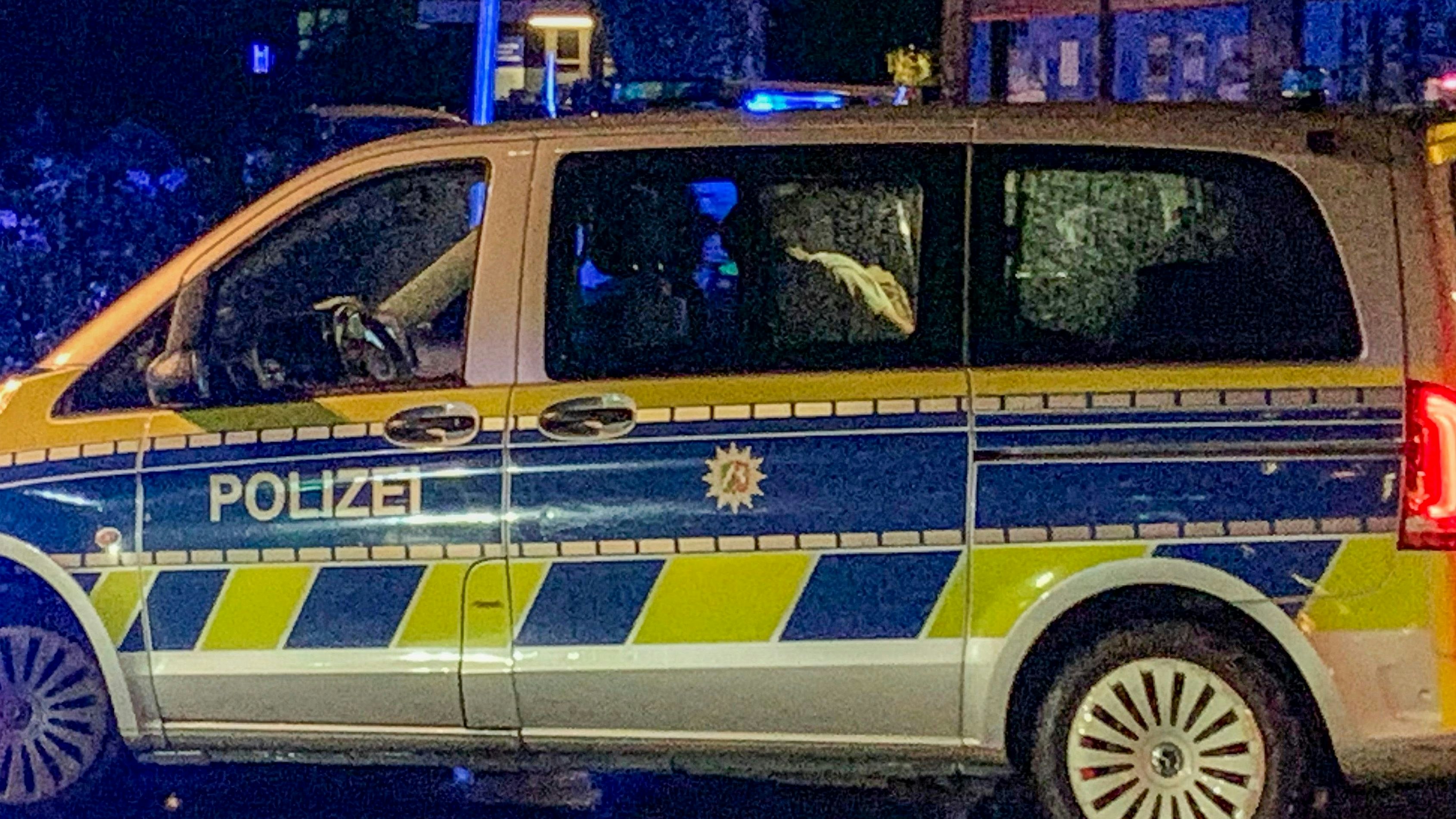 Download von www.picturedesk.com am 25.08.2024 (07:07).  24 August 2024, North Rhine-Westphalia, Solingen: Late in the evening, a man surrenders himself to the police on the street and is then seated in a police vehicle. The police have arrested a suspect in connection with the knife attack in Solingen. (Best possible quality) Photo: Christoph Reichwein/dpa - 20240824_PD15554 - Rechteinfo: Rights Managed (RM)