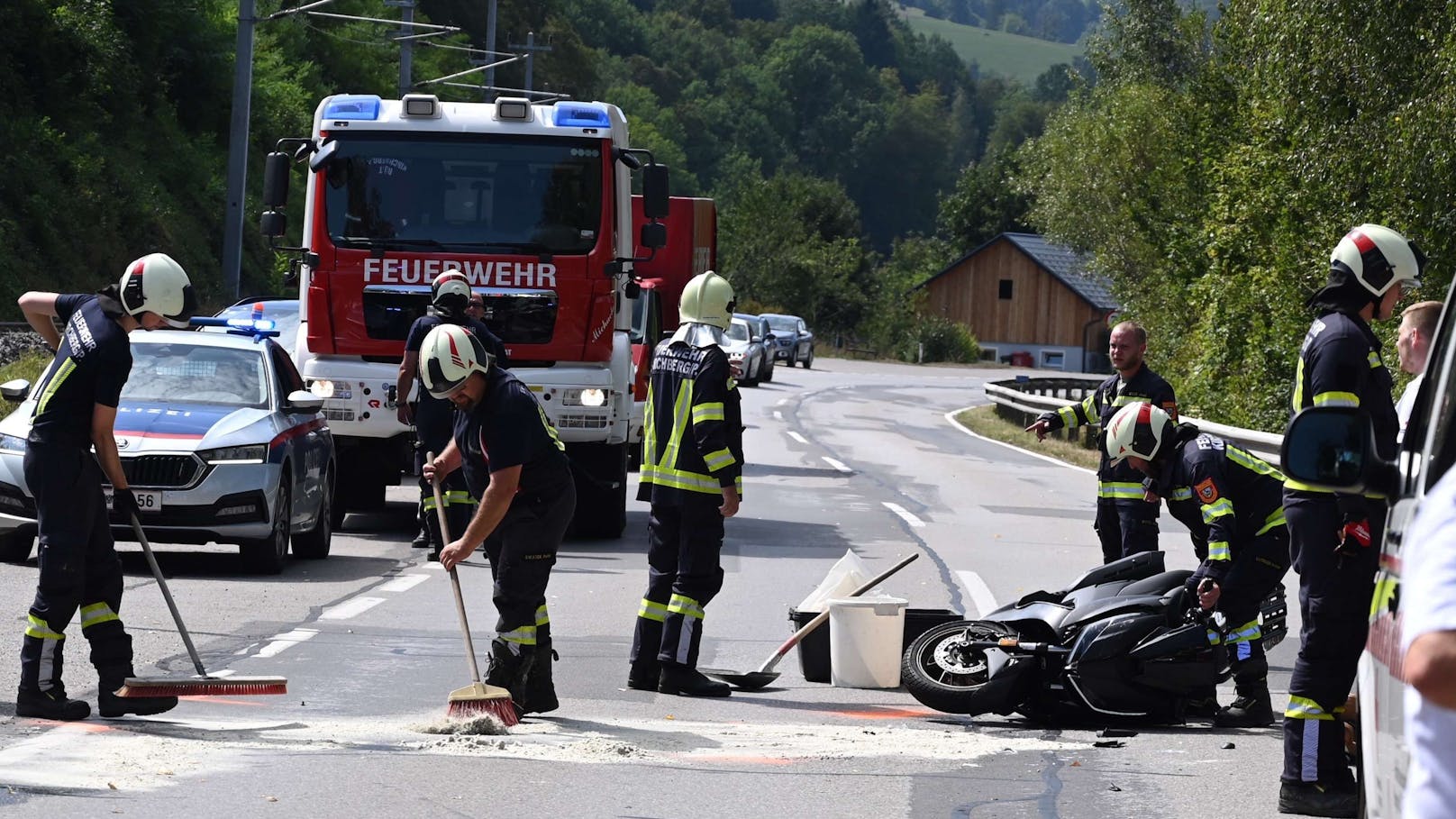 Auto gegen Moped – Biker bei Crash verletzt