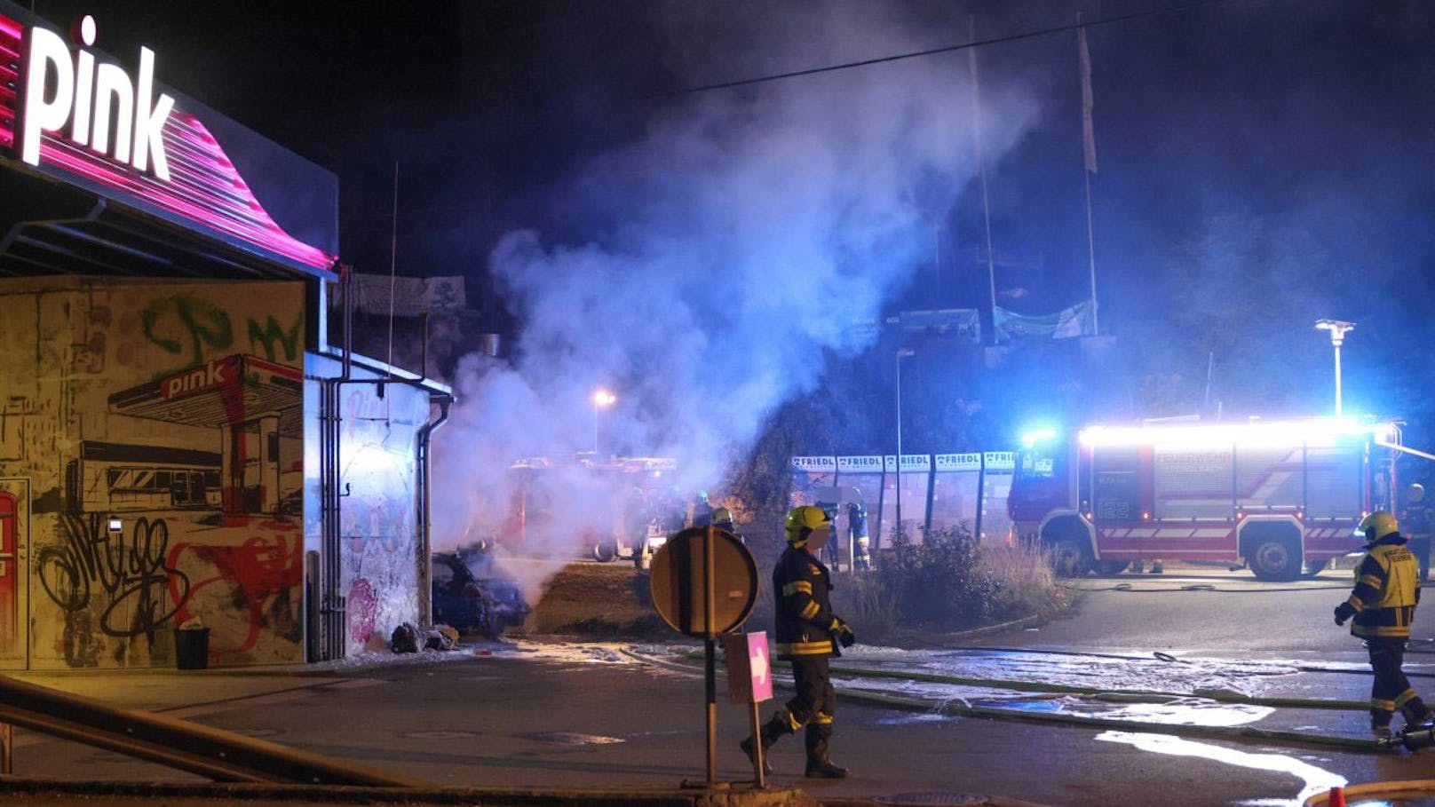 Direkt bei einer Tankstelle stand in Krenglbach (Bez. Wels-Land) ein Pkw in Vollbrand.