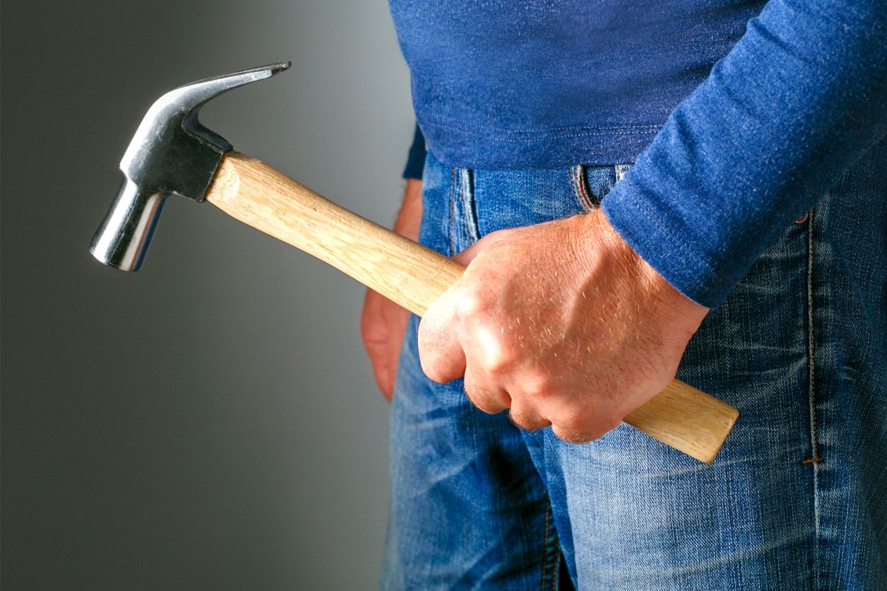 Der junge Mann hatte sich mit einem Hammer bewaffnet. 
