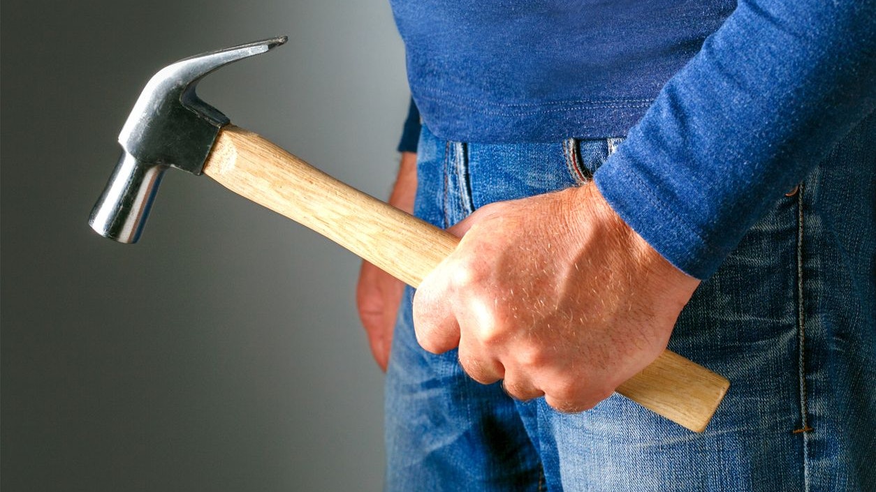 Der junge Mann hatte sich mit einem Hammer bewaffnet. 