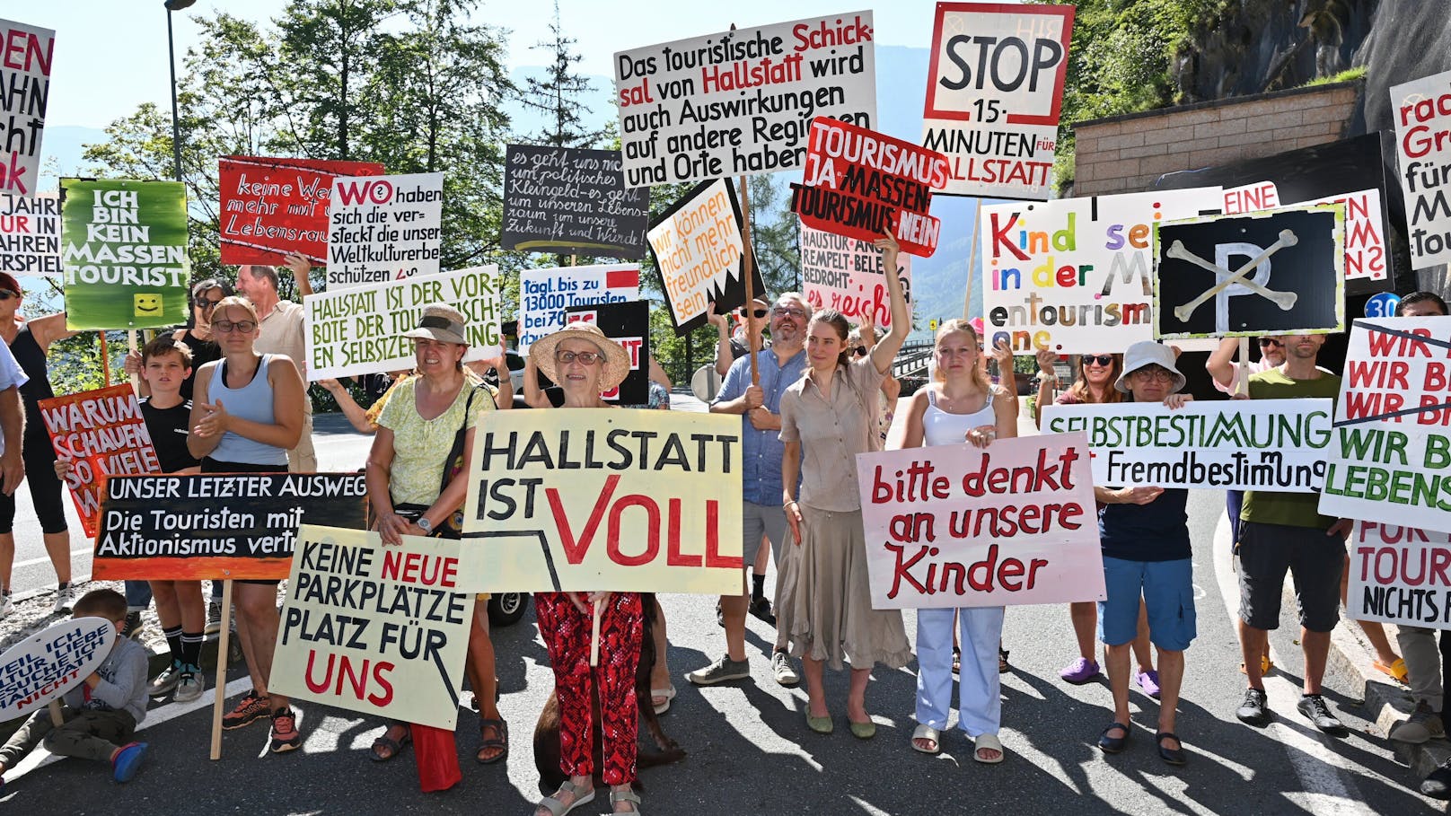 Staus, blockierte Straßen, ignorierte Park- und Halteverbote sowie Hupkonzerte würden das Leben der Hallstätter täglich zur Hölle machen.