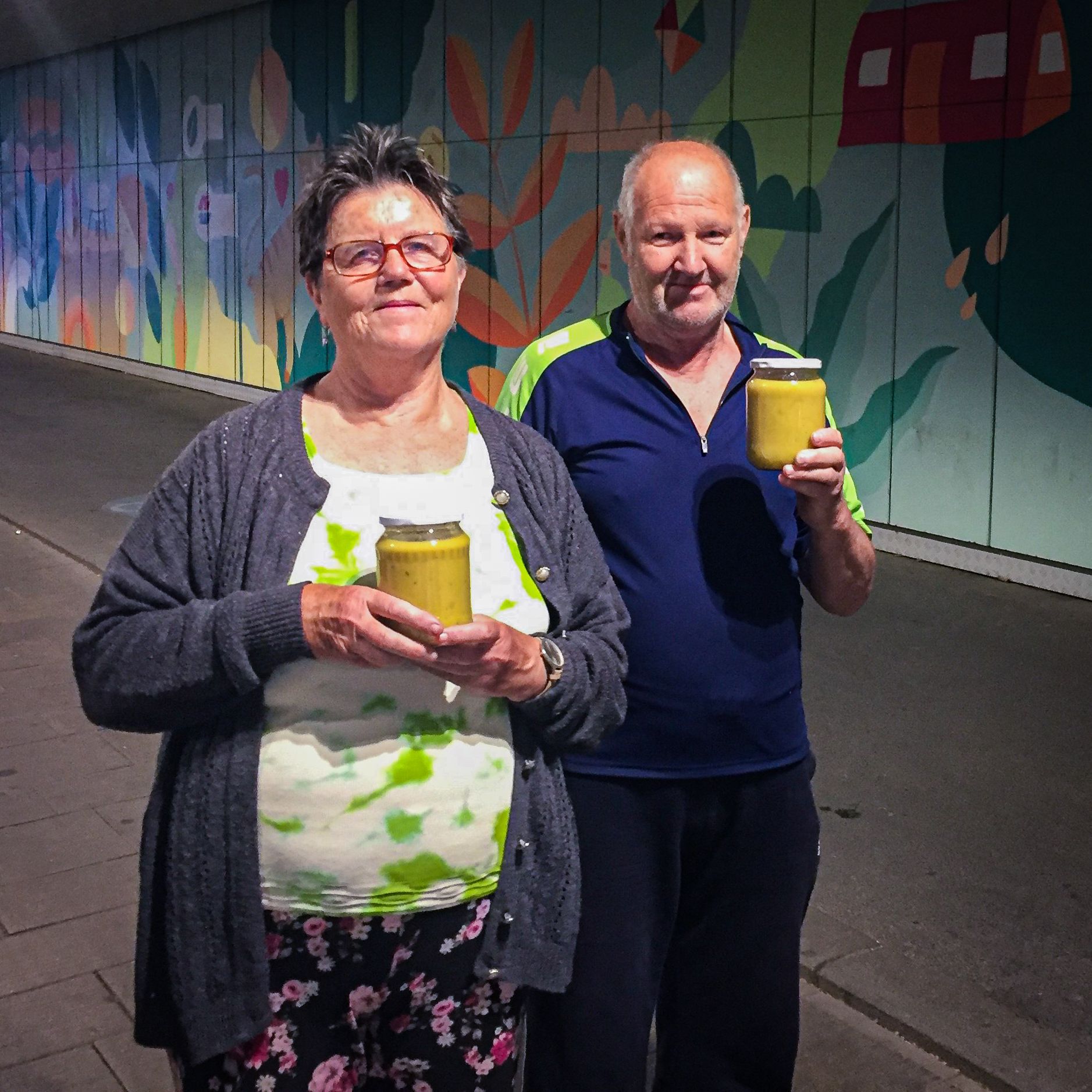 Jedes Glas bedeutet eine Mahlzeit für einen armutsbetroffenen Menschen.