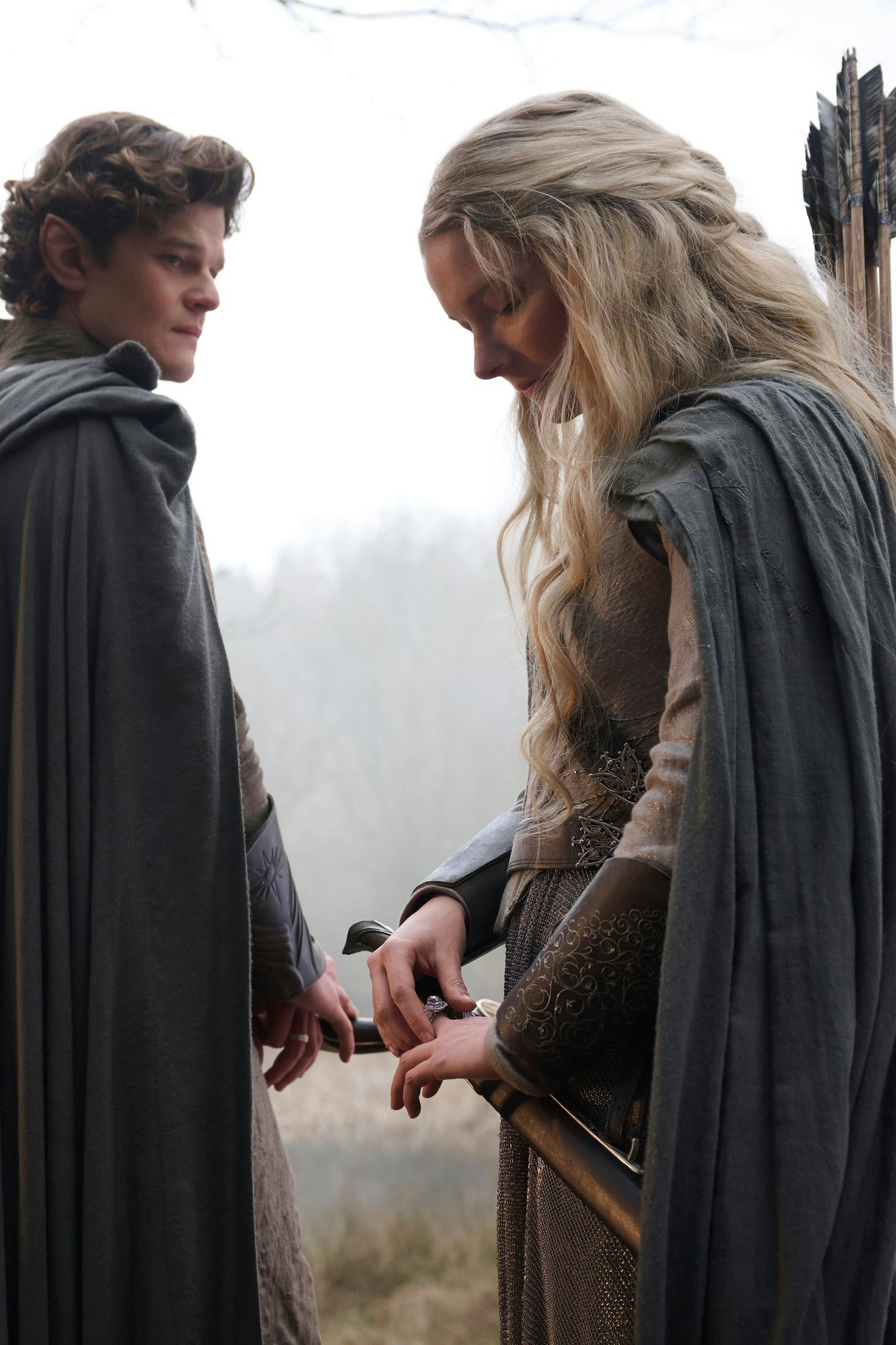 Elben sind unsterblich, deshalb gibt es auch in "Die Ringe der Macht" ein Wiedersehen mit Elrond (Robert Aramayo) und Galadriel (Morfydd Clark)