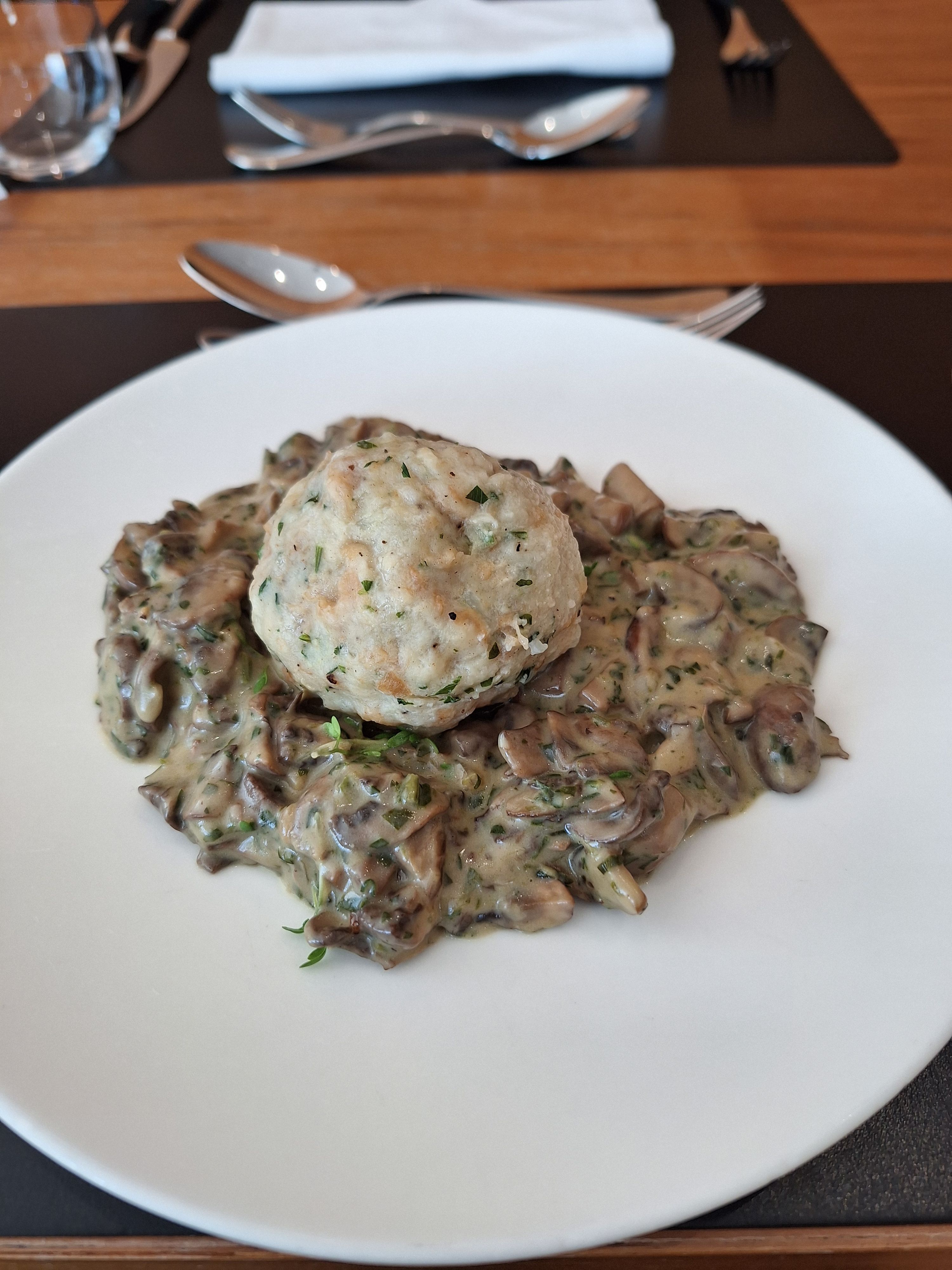 Semmelknödel mit Schwammerlsauce in vegan - kann das schmecken?