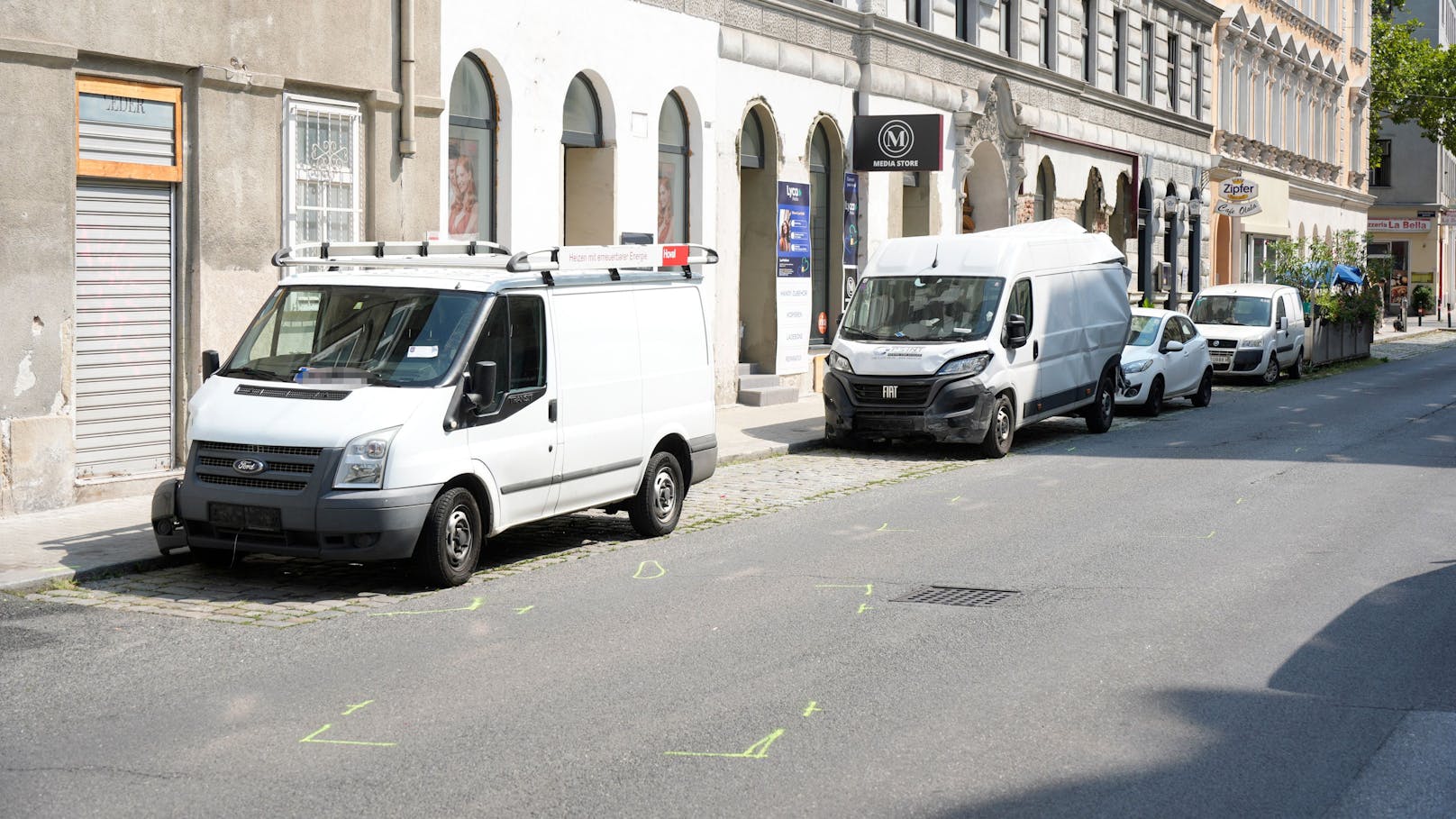 Da krachte der Bus rein. Die Spuren sind noch sichtbar.