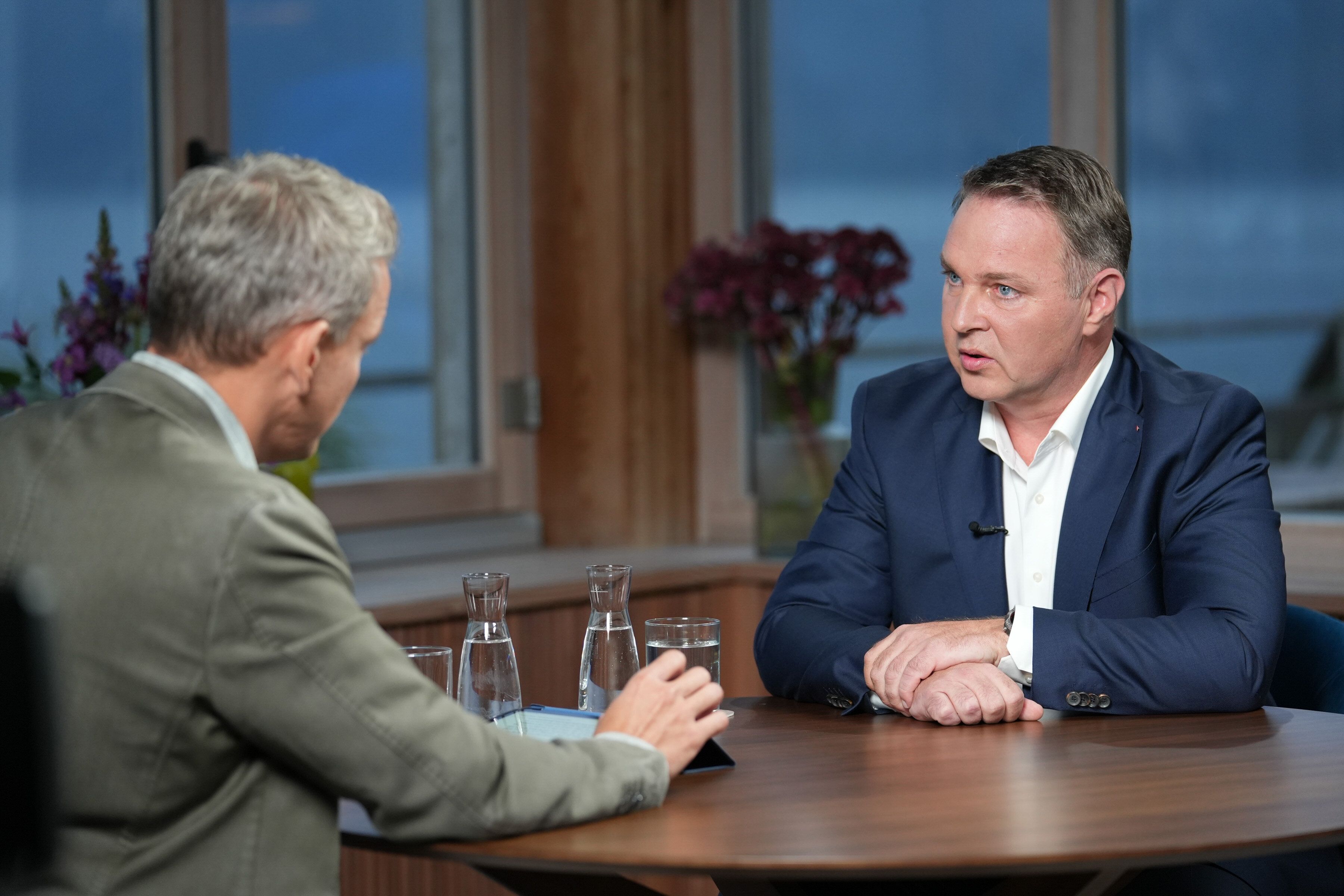 SPÖ-Vorsitzender Andreas Babler im ORF-Sommergespräch 2024 mit Martin Thür am Traunsee (OÖ)