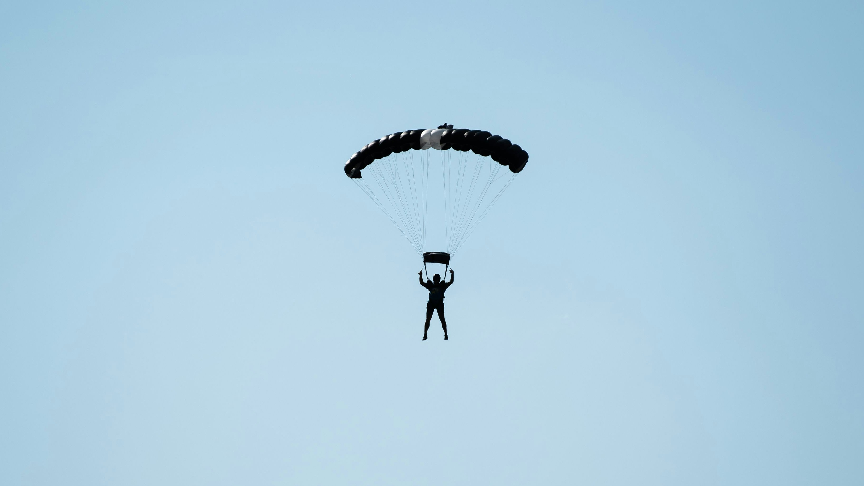 Download von www.picturedesk.com am 26.08.2024 (12:07).  SYMBOL - 10 September 2023, Baden-Württemberg, Rottweil: A skydiver is seen against blue sky with his parachute in the sky. Photo: Silas Stein/dpa - 20230910_PD20934 - Rechteinfo: Rights Managed (RM)