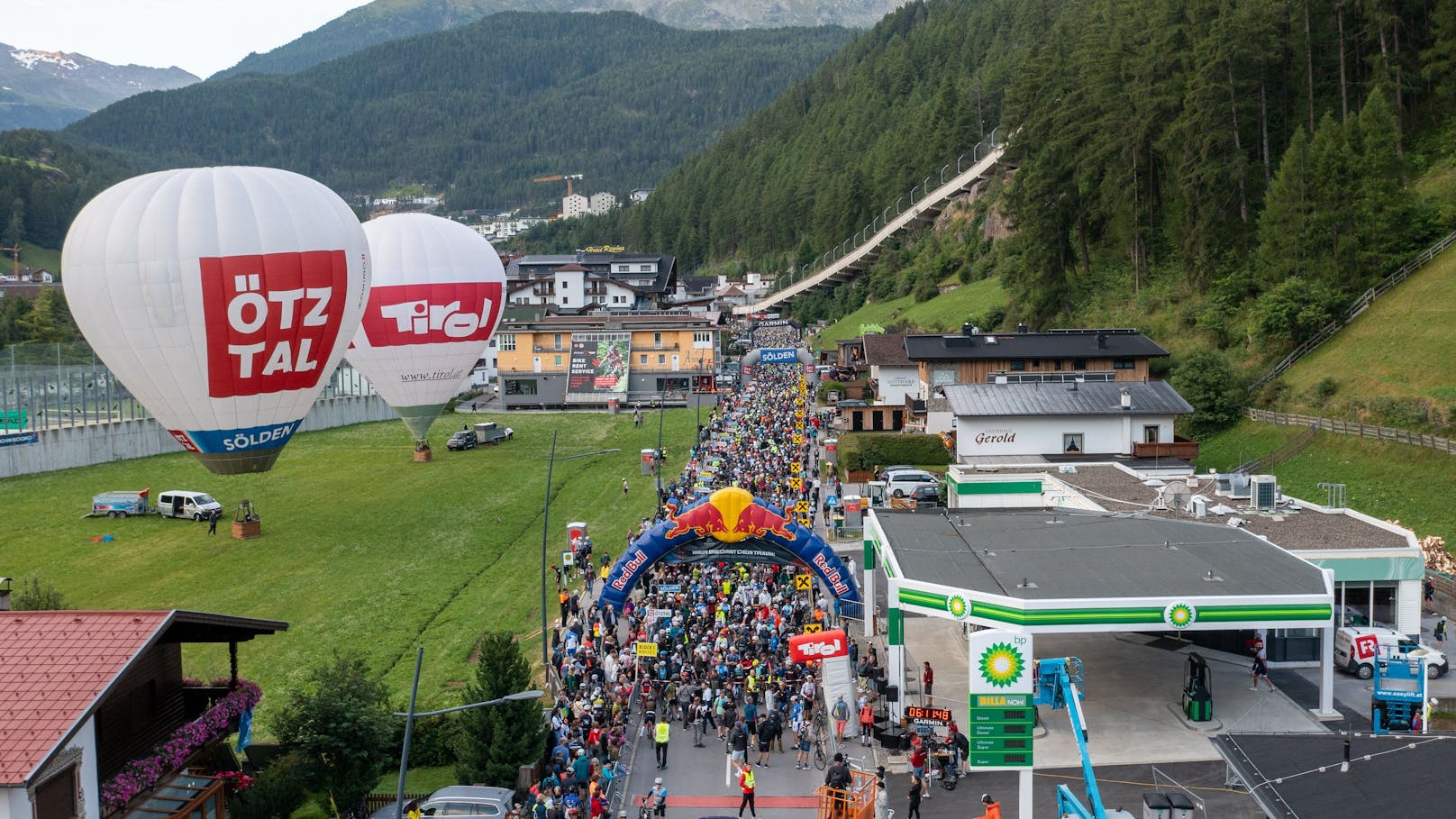 Jedes Jahr haben rund 4.000 Rennradfahrer einen Traum: den anspruchsvollsten Radmarathon der Alpen zu finishen.