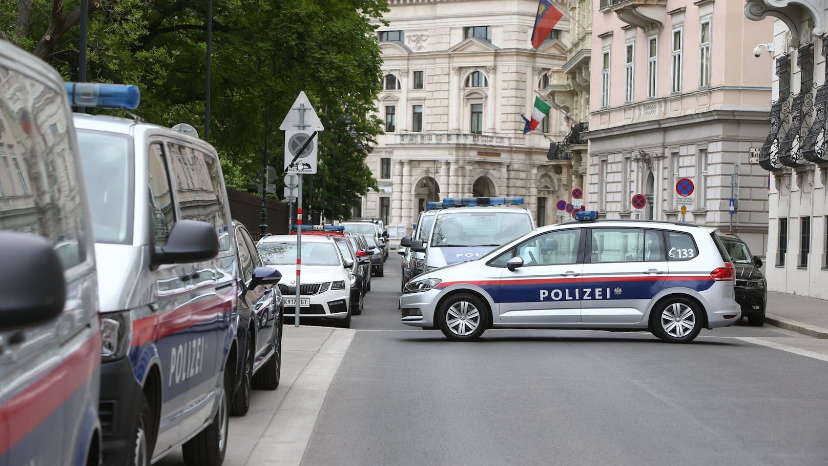 Frau bricht Luxus-Auto auf, wirft Inventar auf Straße