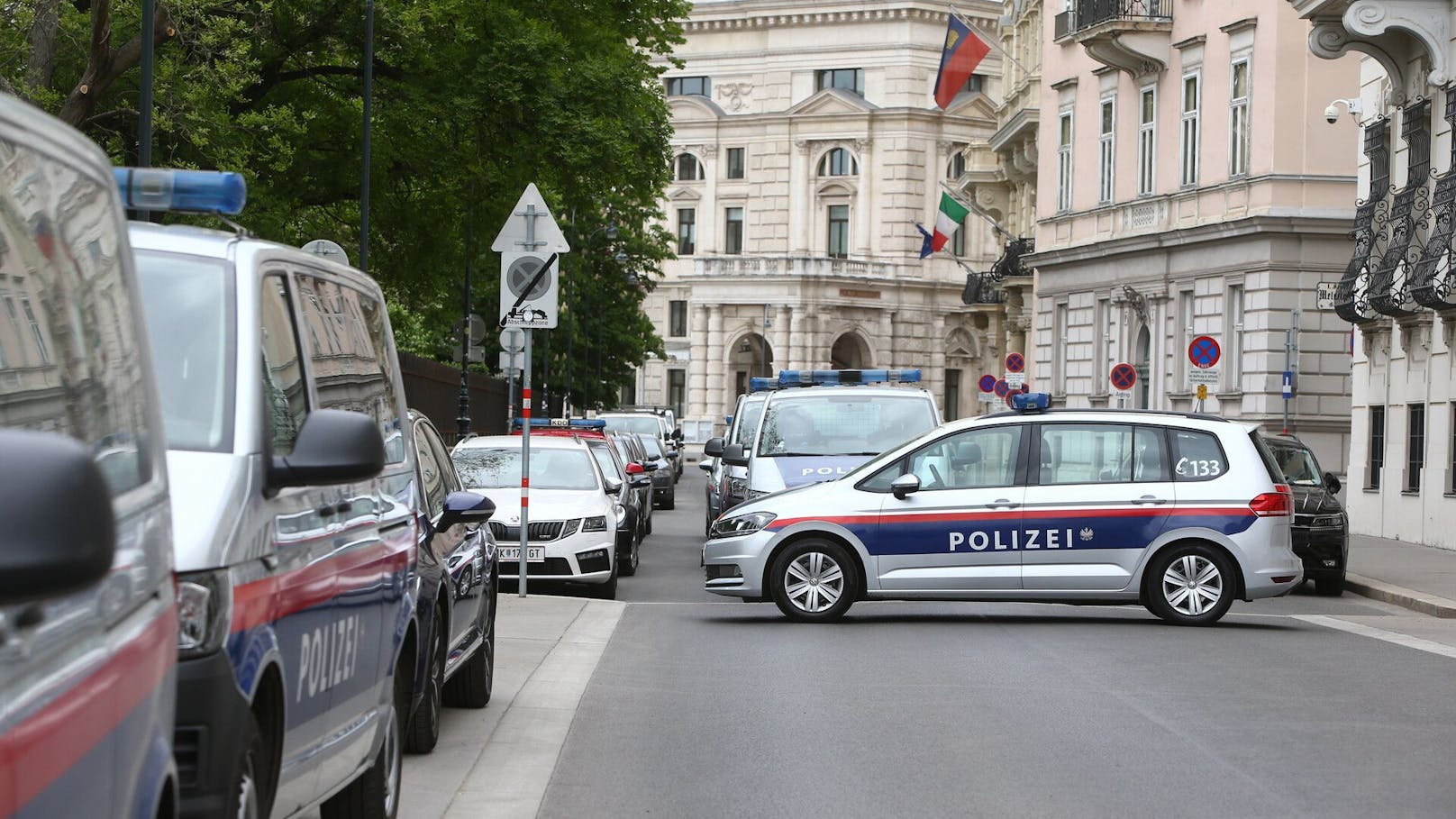 Frau bricht Luxus-Auto auf, wirft Inventar auf Straße