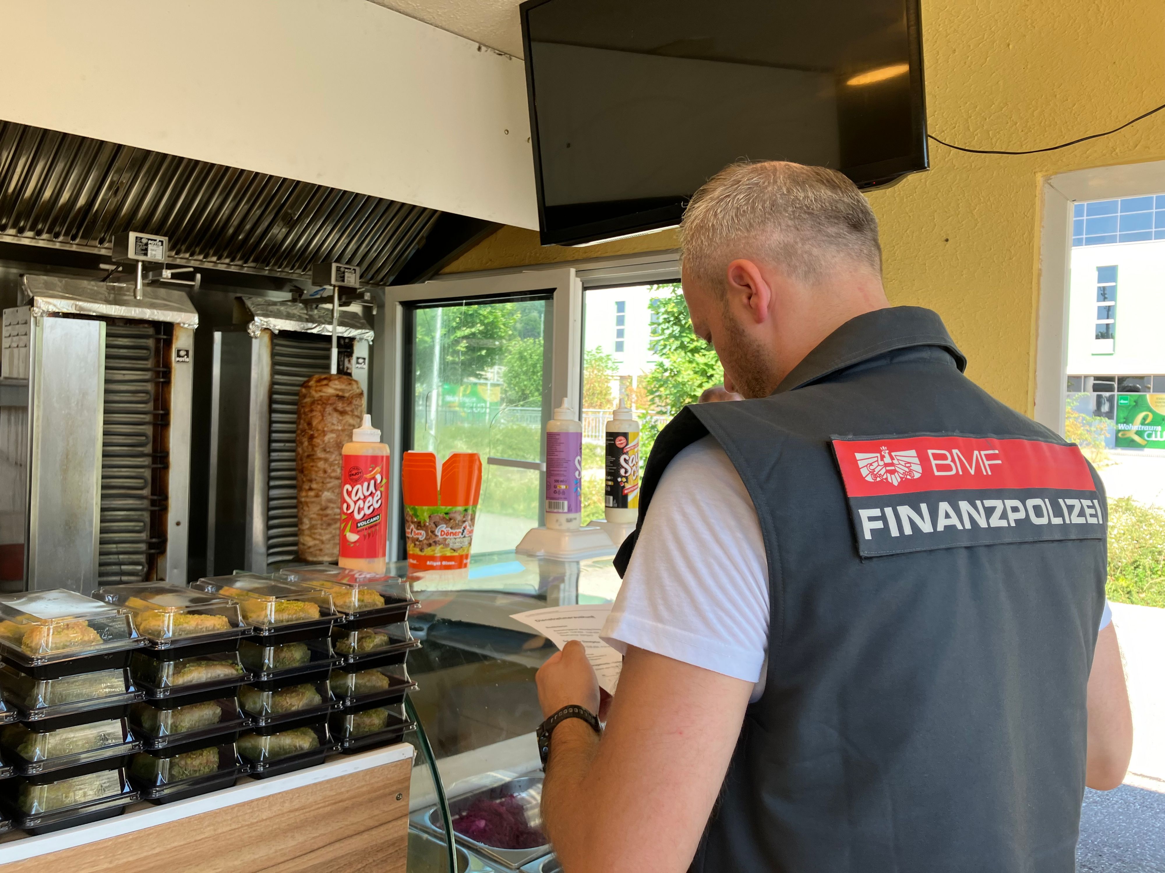 Bei Kontrollen in Kebab-Lokalen wurden mehrere massive Verstöße festgestellt.